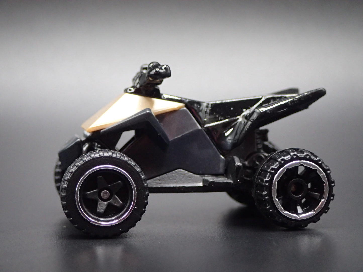 TESLA CYBERQUAD GOLD RARE 1:64 SCALE COLLECTIBLE DIORAMA DIECAST MODEL CAR