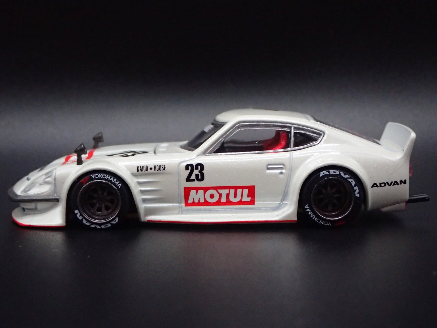 DATSUN FAIRLADY Z MOTUL V3 KADIO HOUSE JDM 1/64 SCALE DIORAMA DIECAST MODEL CAR