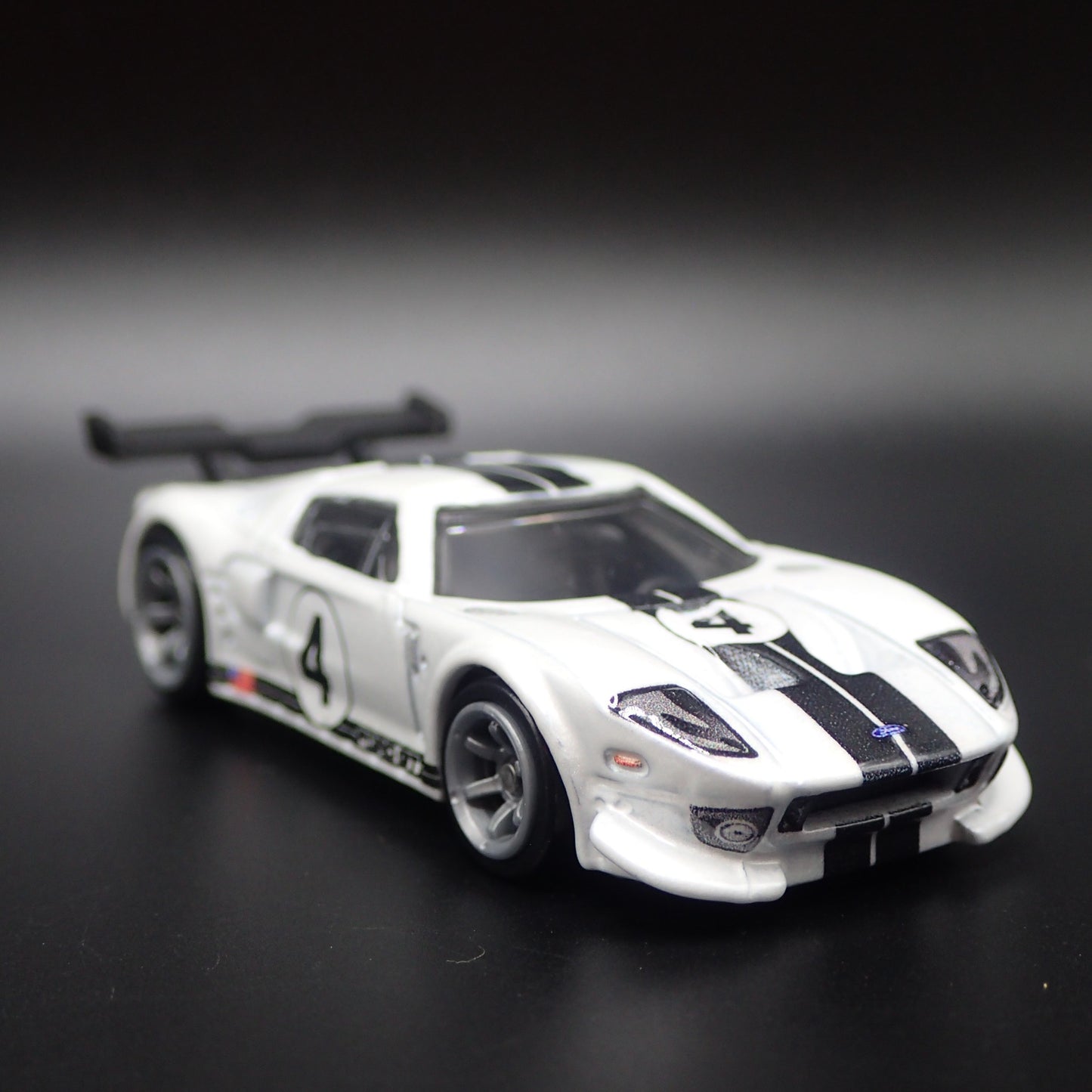 2005-2006 FORD GT RACE CAR WHITE 1:64 SCALE COLLECTIBLE DIECAST MODEL CAR