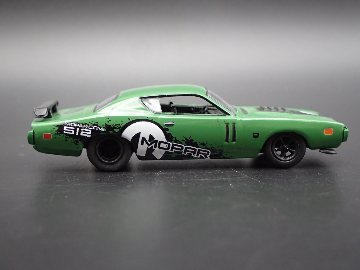 1971 71 DODGE CHARGER MOPAR 1/64 SCALE COLLECTIBLE DIORAMA DIECAST MODEL CAR