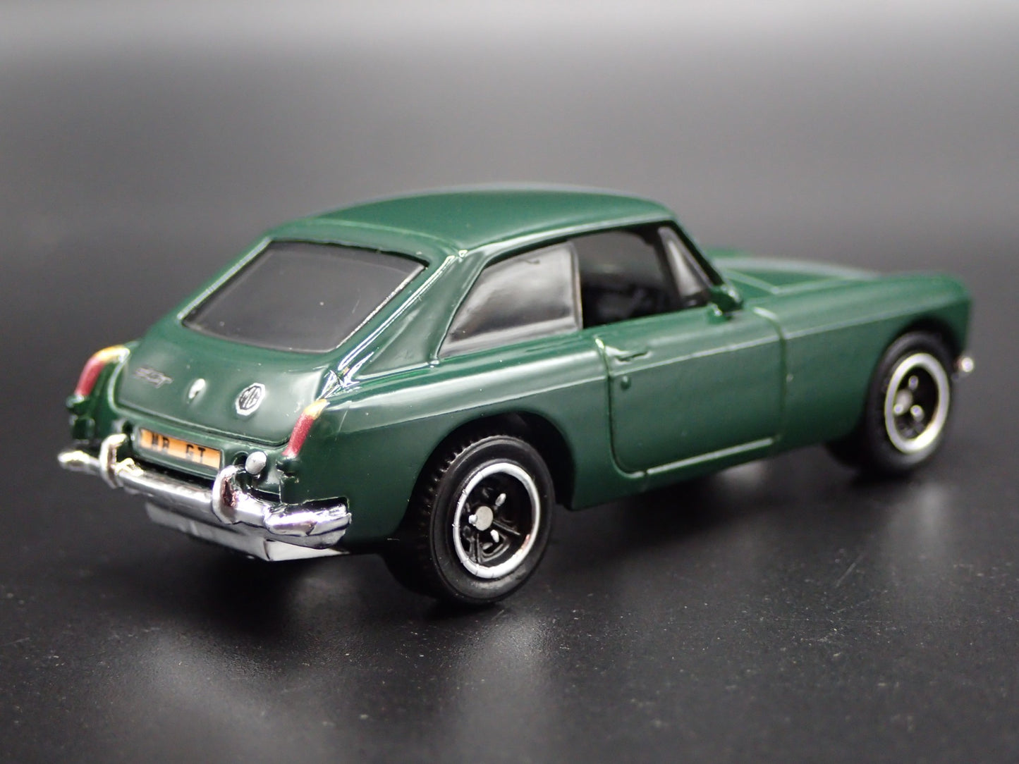 1968-1980 MG MGB GT COUPE GREEN 1:64 SCALE COLLECTIBLE DIORAMA DIECAST MODEL CAR
