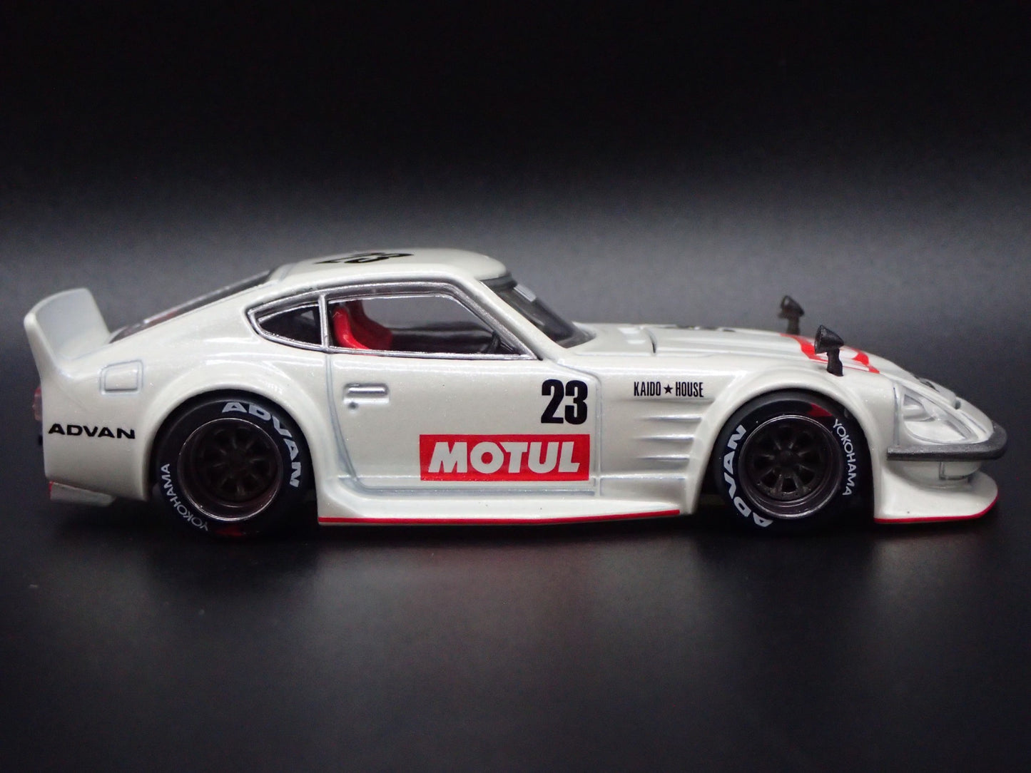 DATSUN FAIRLADY Z MOTUL V3 KADIO HOUSE JDM 1/64 SCALE DIORAMA DIECAST MODEL CAR