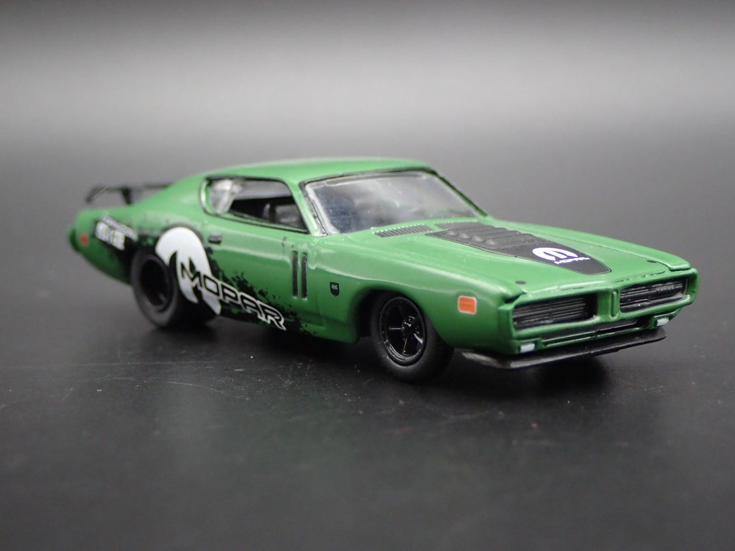 1971 71 DODGE CHARGER MOPAR 1/64 SCALE COLLECTIBLE DIORAMA DIECAST MODEL CAR