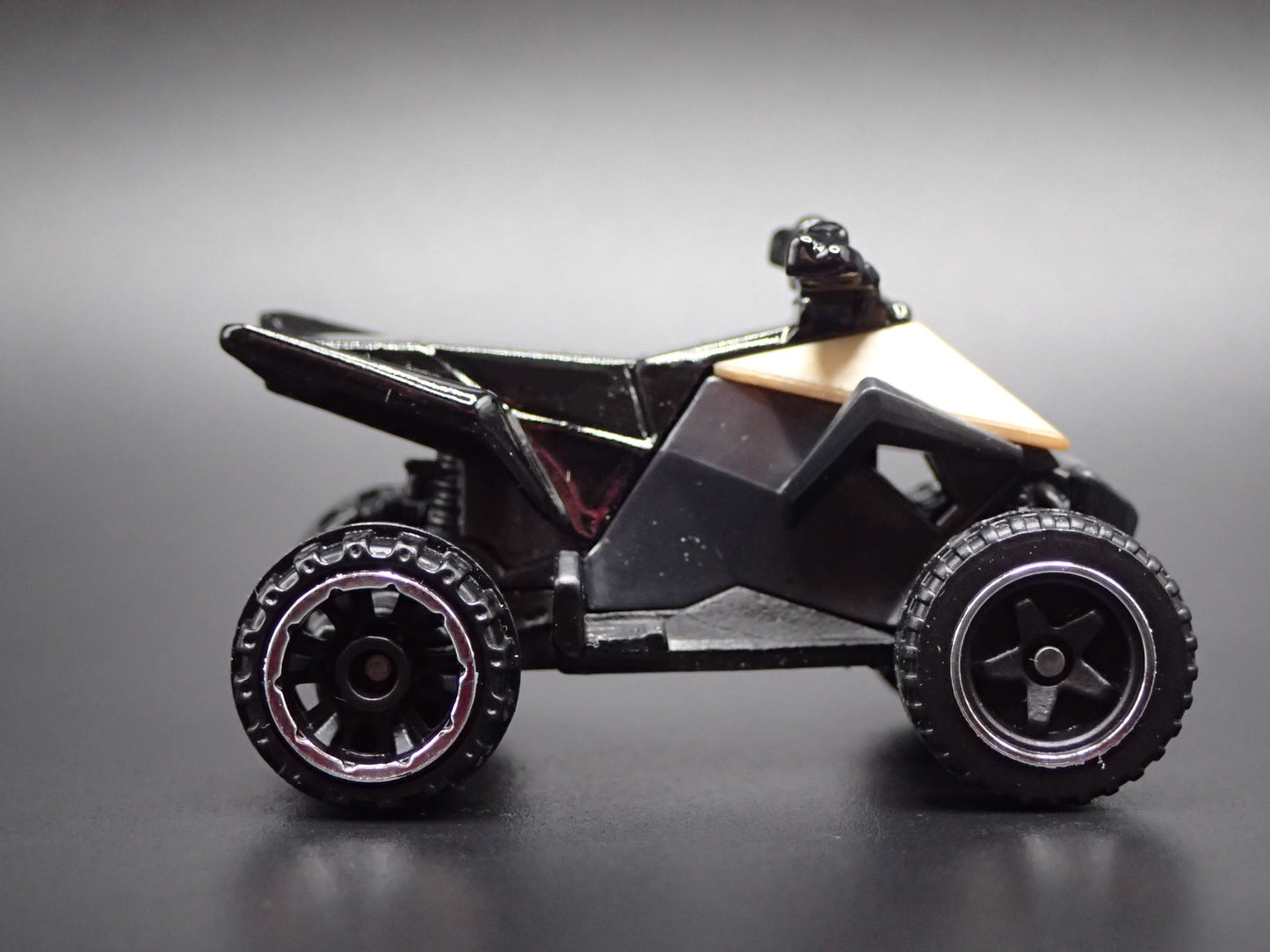 TESLA CYBERQUAD GOLD RARE 1:64 SCALE COLLECTIBLE DIORAMA DIECAST MODEL CAR