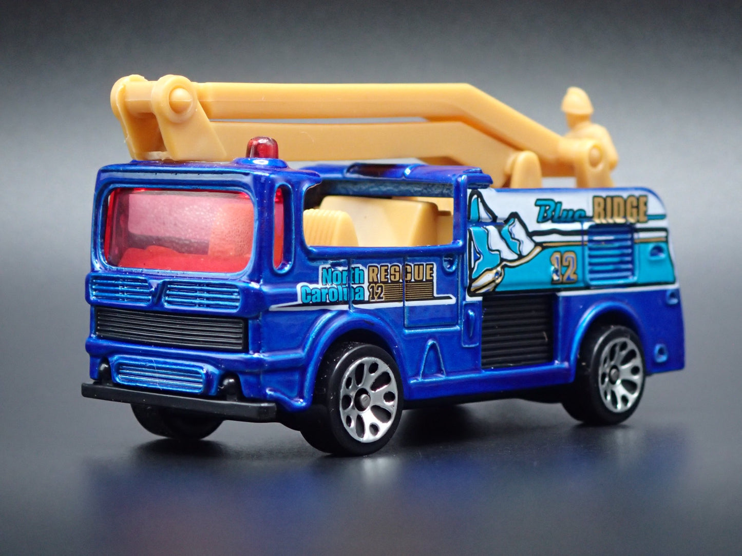 FIRE ENGINE TRUCK SNORKEL NORTH CAROLINA 1:64 MB SCALE DIORAMA DIECAST MODEL CAR