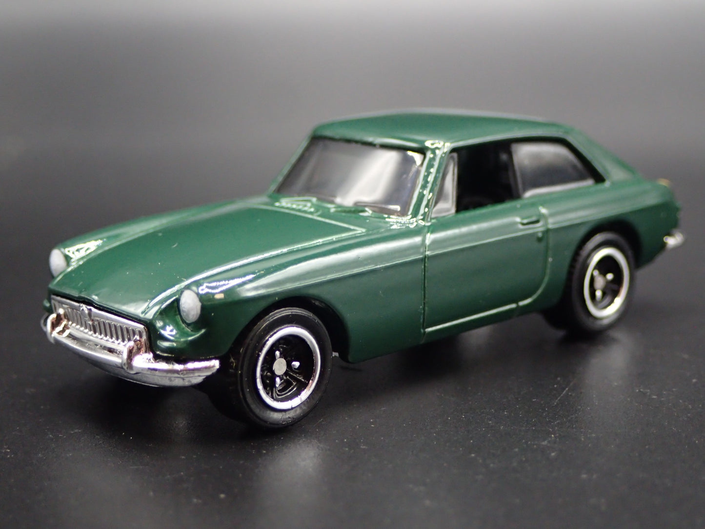 1968-1980 MG MGB GT COUPE GREEN 1:64 SCALE COLLECTIBLE DIORAMA DIECAST MODEL CAR
