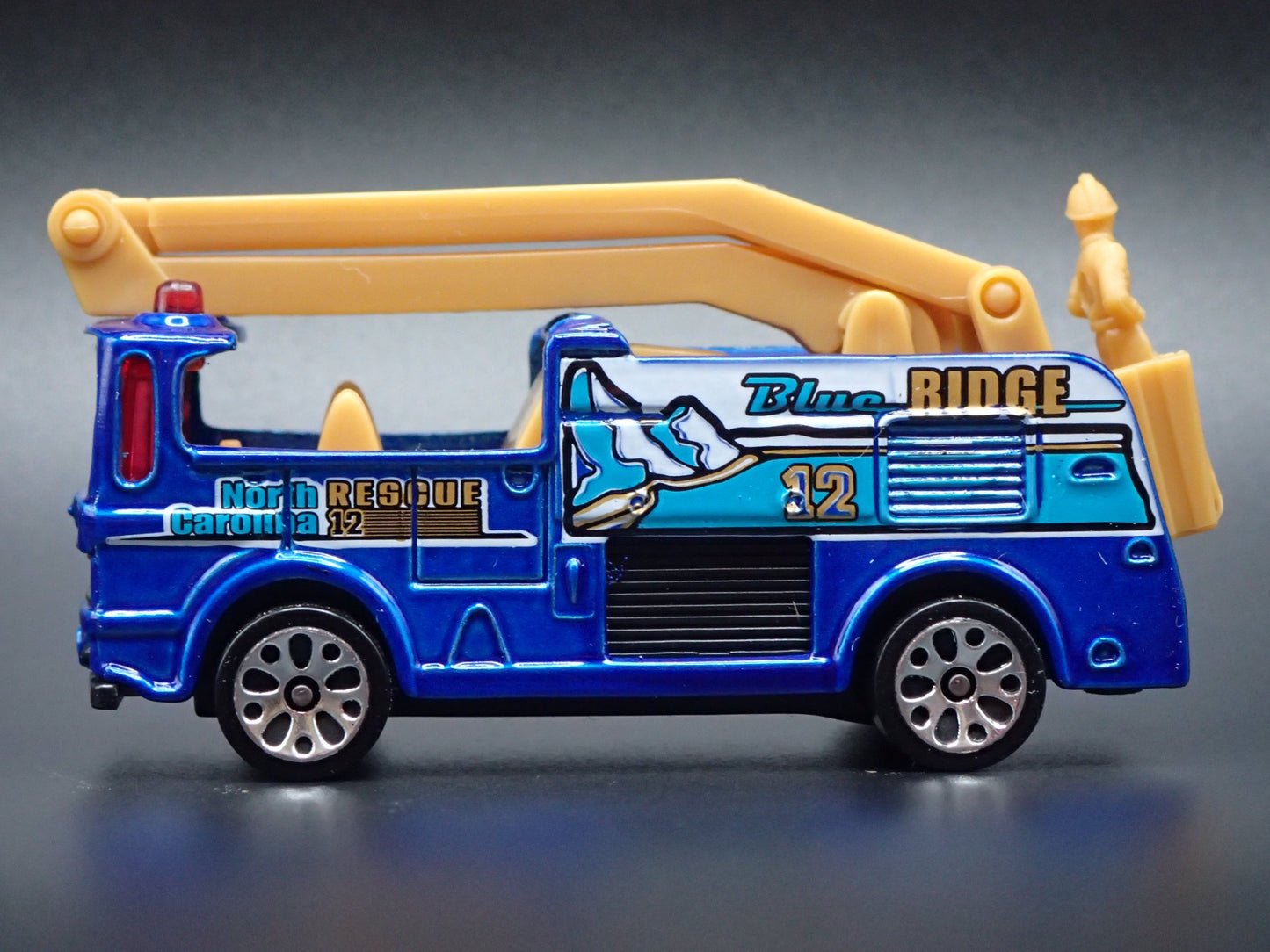 FIRE ENGINE TRUCK SNORKEL NORTH CAROLINA 1:64 MB SCALE DIORAMA DIECAST MODEL CAR