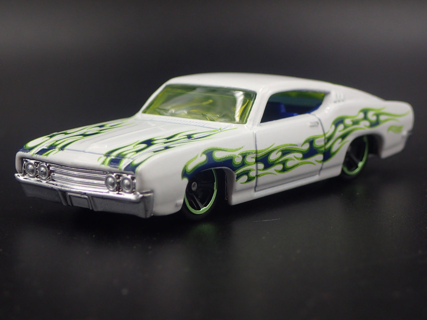 1969 69 FORD TORINO TALLADEGA 1:64 SCALE COLLECTIBLE DIORAMA DIECAST MODEL CAR