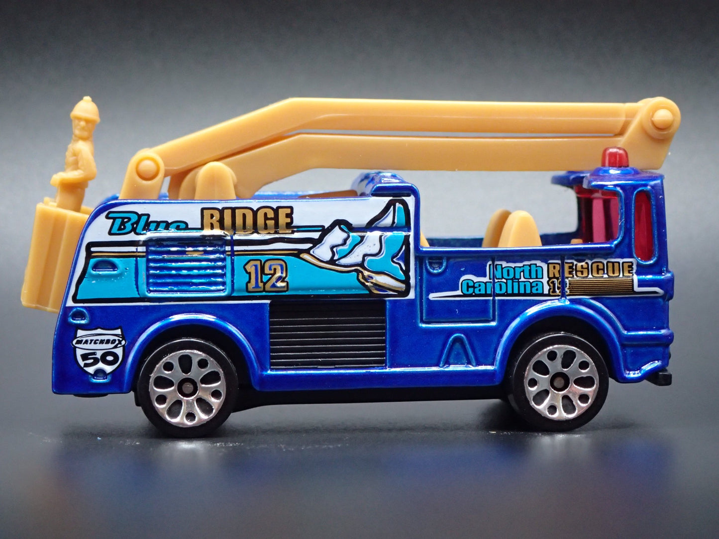 FIRE ENGINE TRUCK SNORKEL NORTH CAROLINA 1:64 MB SCALE DIORAMA DIECAST MODEL CAR