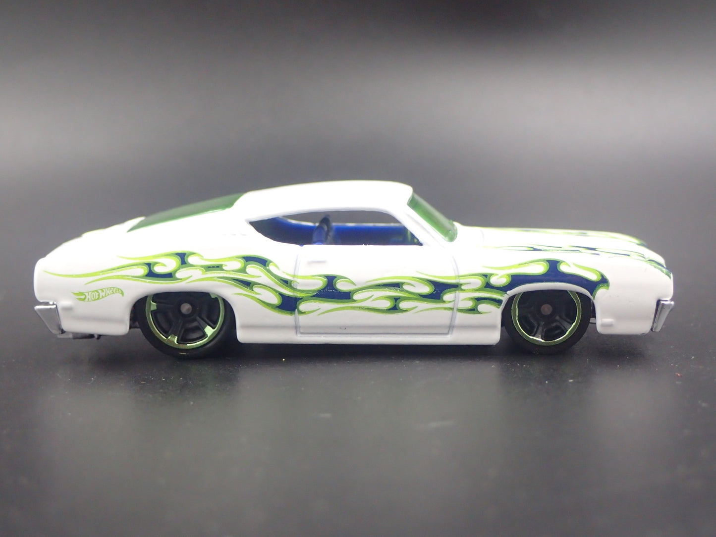 1969 69 FORD TORINO TALLADEGA 1:64 SCALE COLLECTIBLE DIORAMA DIECAST MODEL CAR