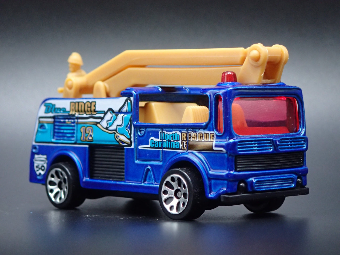 FIRE ENGINE TRUCK SNORKEL NORTH CAROLINA 1:64 MB SCALE DIORAMA DIECAST MODEL CAR