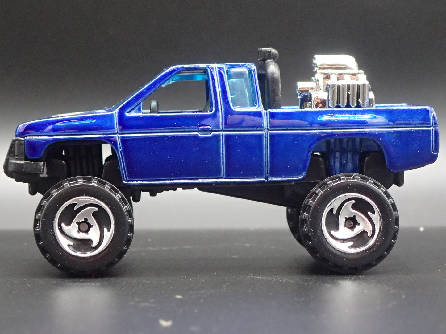 NISSAN HARDBODY 4X4 PICKUP TRUCK BLUE RARE 1:64 SCALE DIORAMA DIECAST MODEL CAR