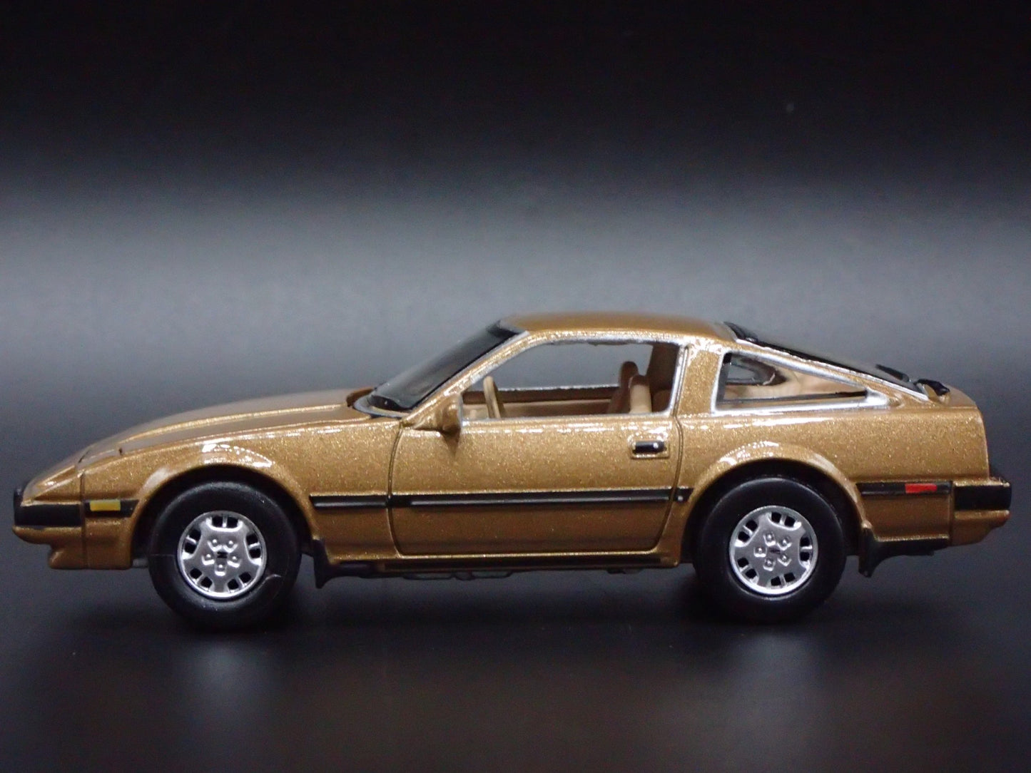 1983-1989 NISSAN 300ZX GOLD 1:64 SCALE COLLECTIBLE DIORAMA DIECAST MODEL CAR