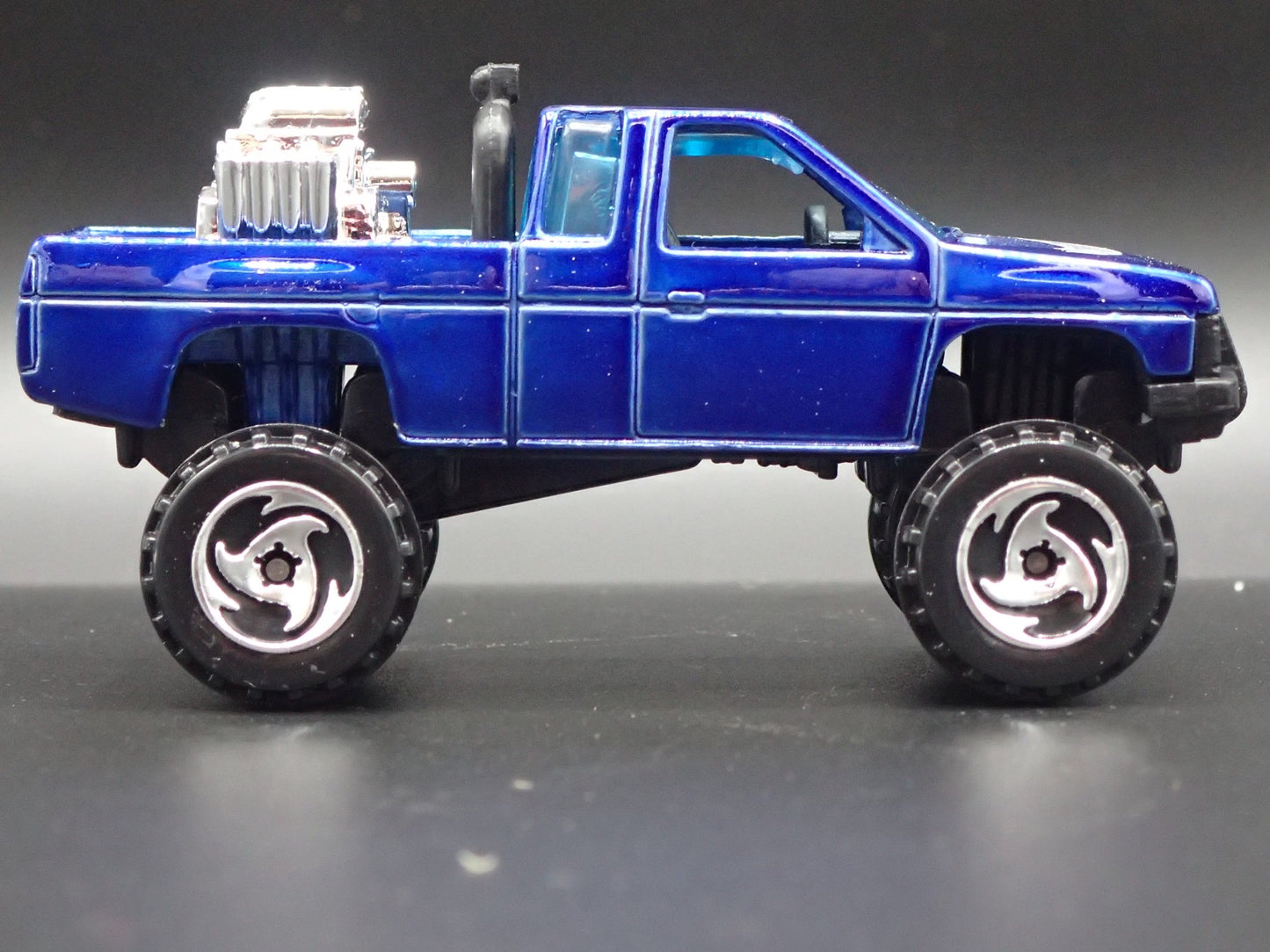 NISSAN HARDBODY 4X4 PICKUP TRUCK BLUE RARE 1:64 SCALE DIORAMA DIECAST MODEL CAR