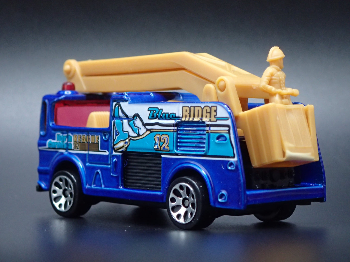 FIRE ENGINE TRUCK SNORKEL NORTH CAROLINA 1:64 MB SCALE DIORAMA DIECAST MODEL CAR