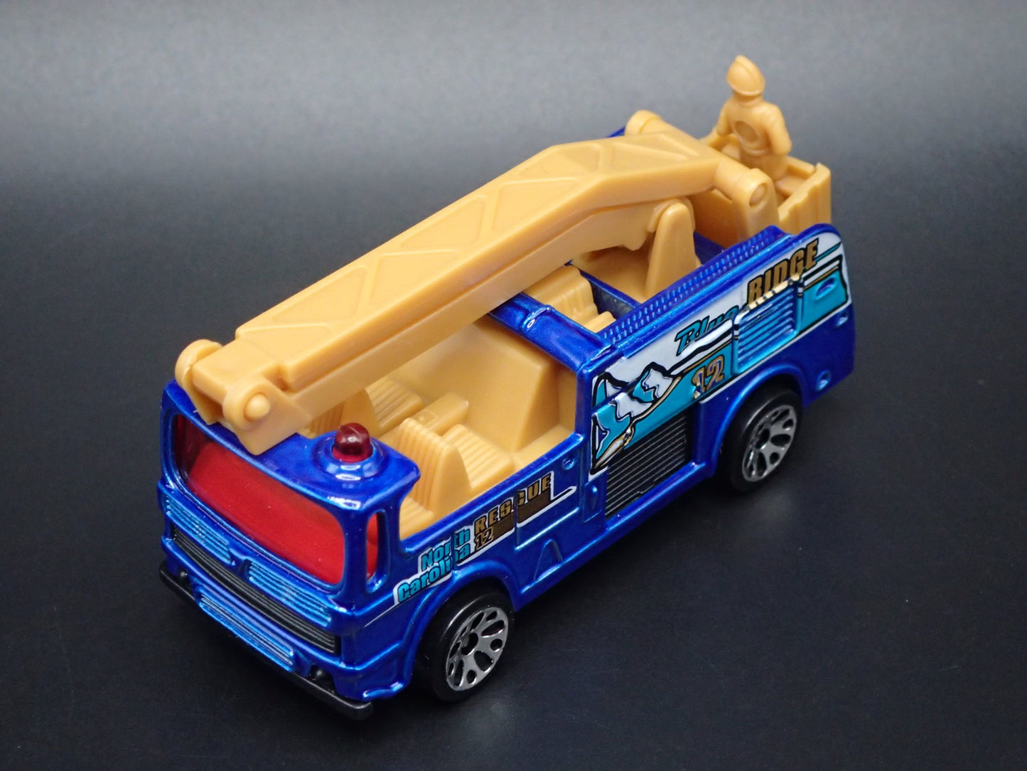FIRE ENGINE TRUCK SNORKEL NORTH CAROLINA 1:64 MB SCALE DIORAMA DIECAST MODEL CAR