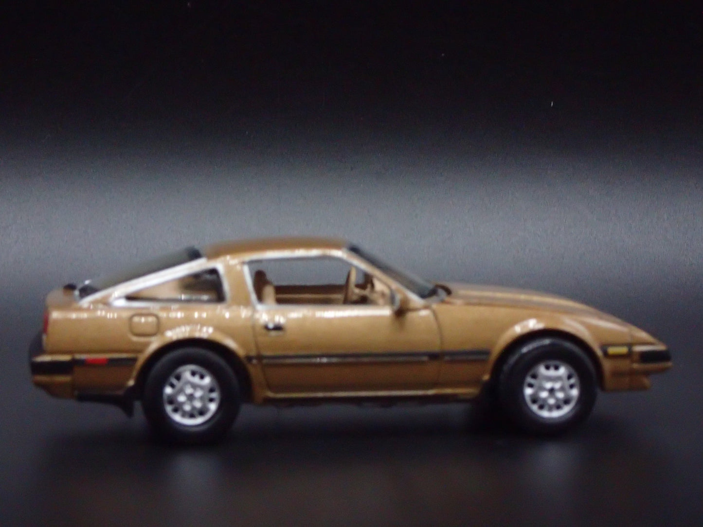 1983-1989 NISSAN 300ZX GOLD 1:64 SCALE COLLECTIBLE DIORAMA DIECAST MODEL CAR