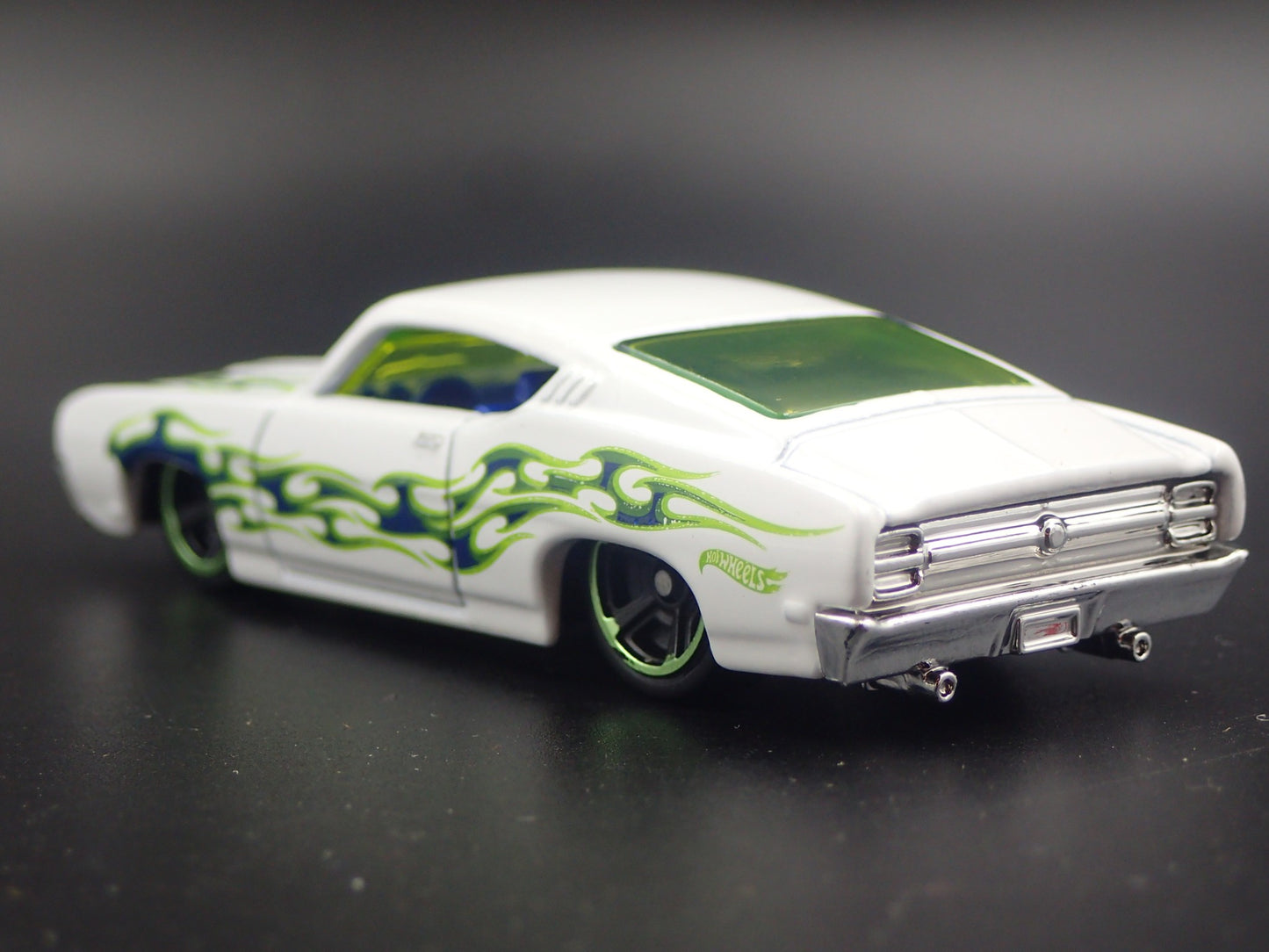 1969 69 FORD TORINO TALLADEGA 1:64 SCALE COLLECTIBLE DIORAMA DIECAST MODEL CAR