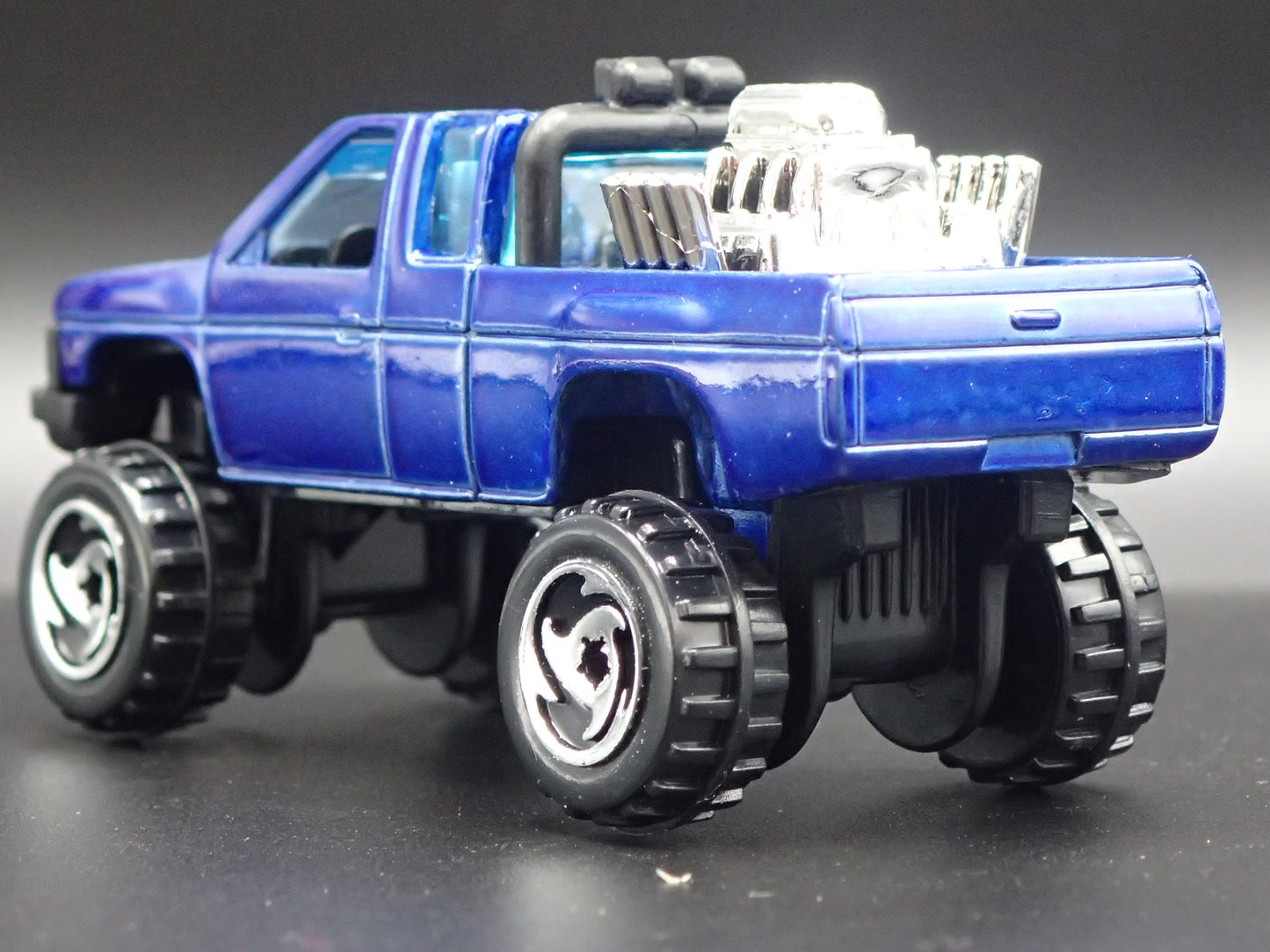 NISSAN HARDBODY 4X4 PICKUP TRUCK BLUE RARE 1:64 SCALE DIORAMA DIECAST MODEL CAR