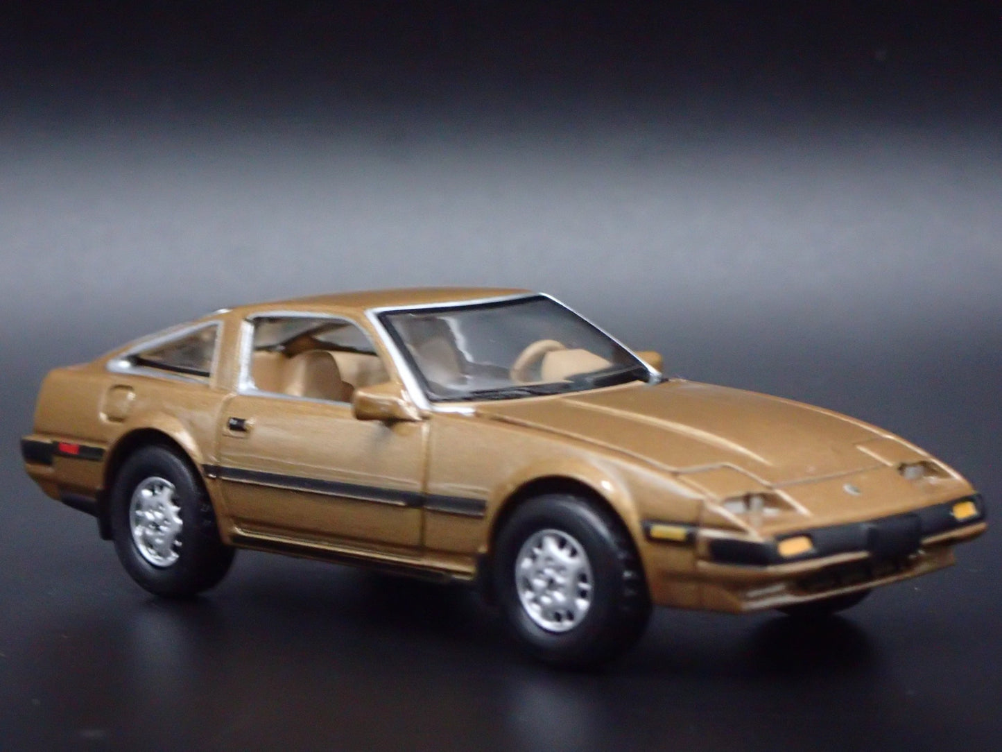 1983-1989 NISSAN 300ZX GOLD 1:64 SCALE COLLECTIBLE DIORAMA DIECAST MODEL CAR