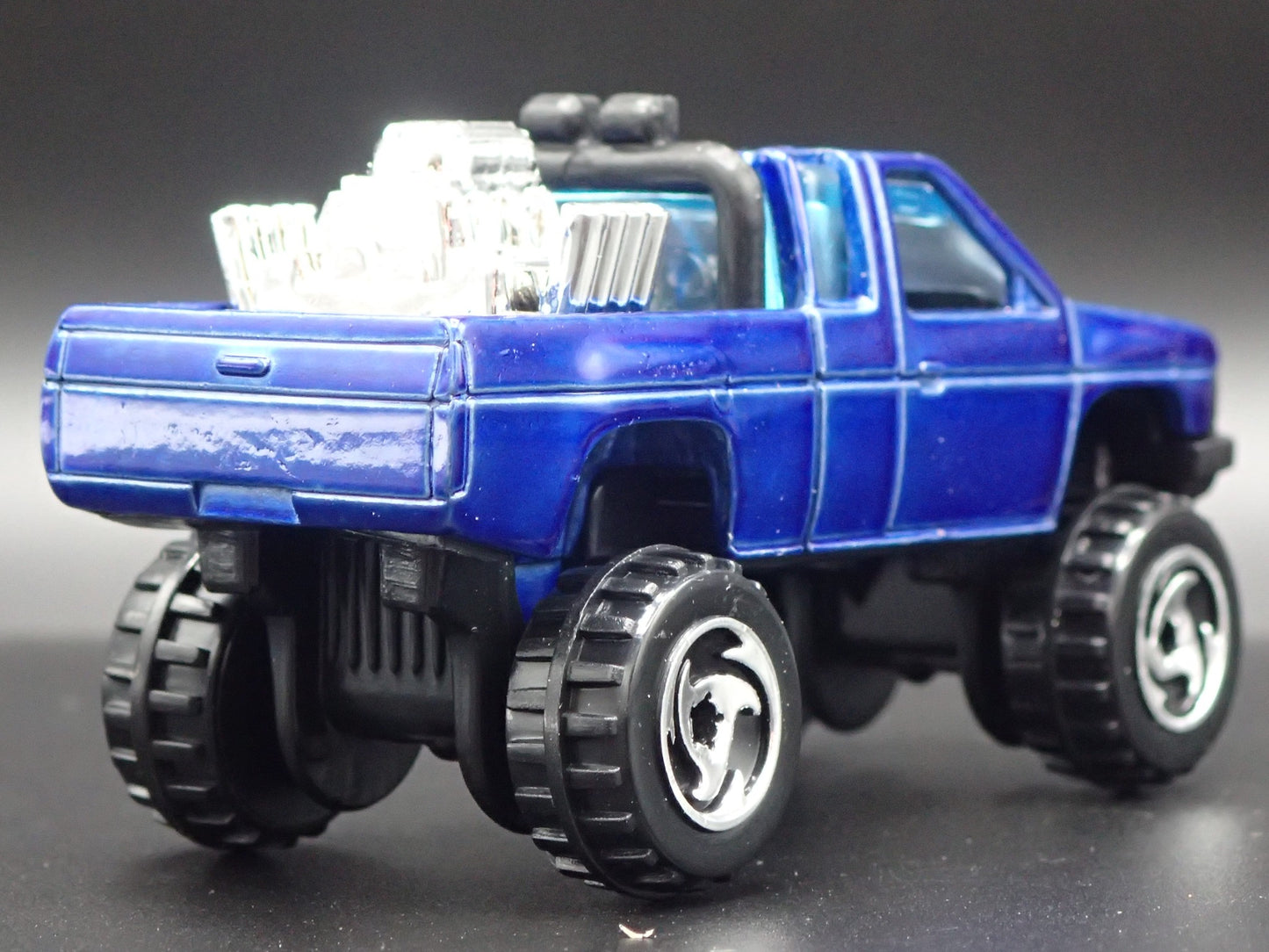 NISSAN HARDBODY 4X4 PICKUP TRUCK BLUE RARE 1:64 SCALE DIORAMA DIECAST MODEL CAR
