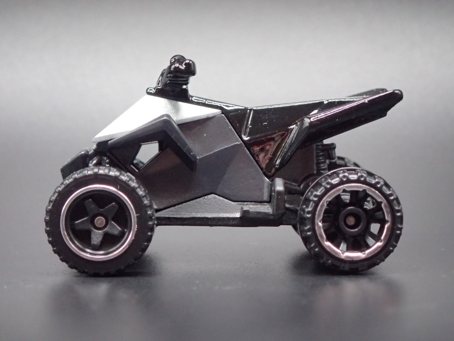 TESLA CYBERQUAD SILVER RARE 1:64 SCALE COLLECTIBLE DIORAMA DIECAST MODEL CAR