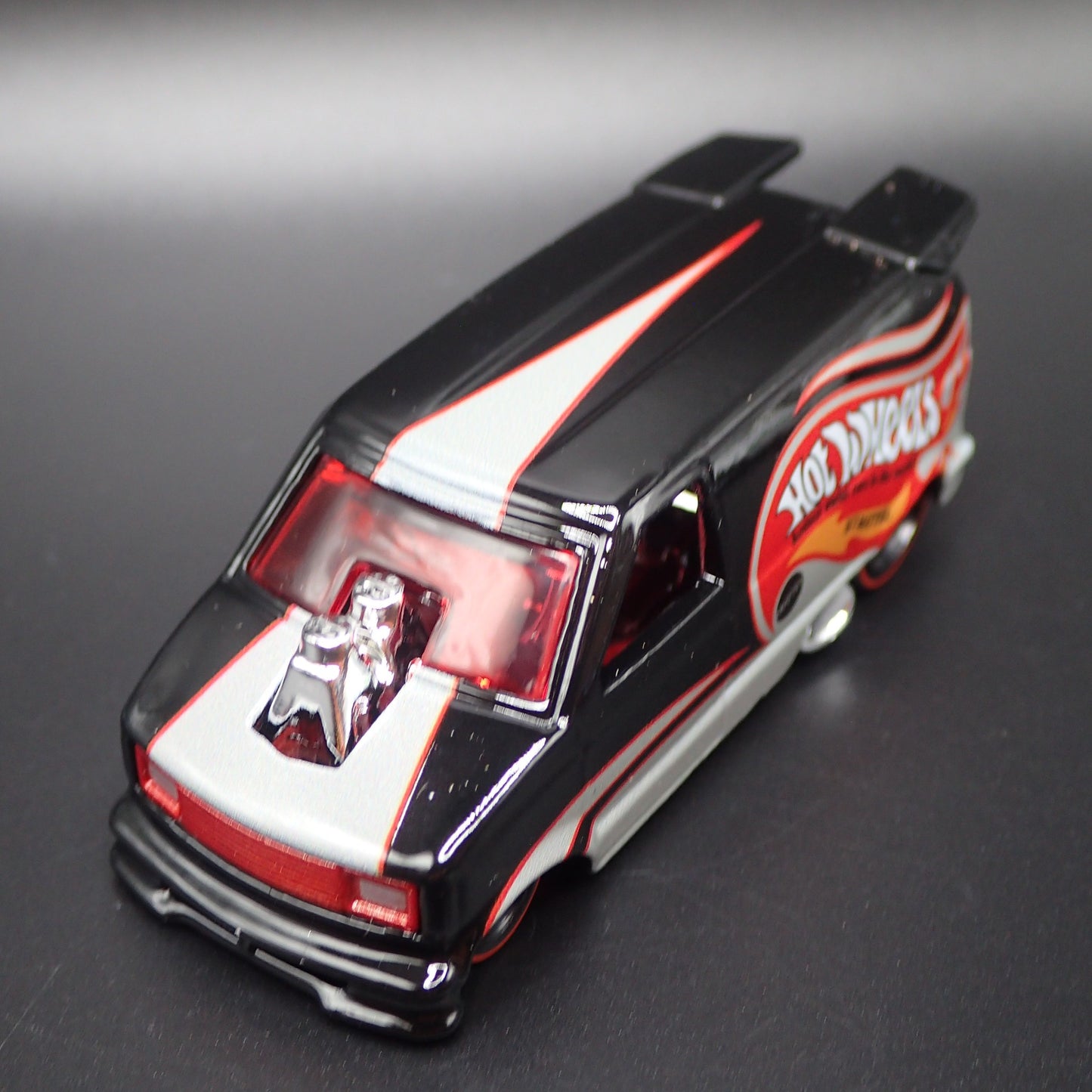 1985 CHEVY CHEVROLET ASTRO VAN HOT WHEELS 1:64 SCALE DIORAMA DIECAST MODEL CAR