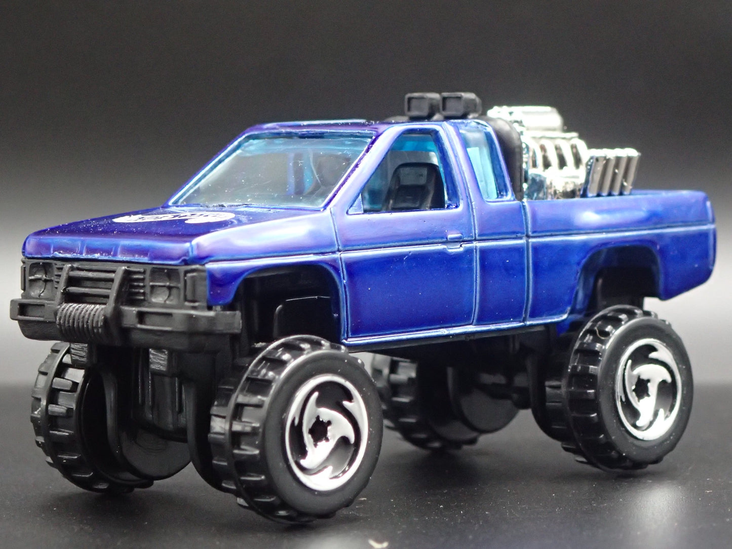 NISSAN HARDBODY 4X4 PICKUP TRUCK BLUE RARE 1:64 SCALE DIORAMA DIECAST MODEL CAR