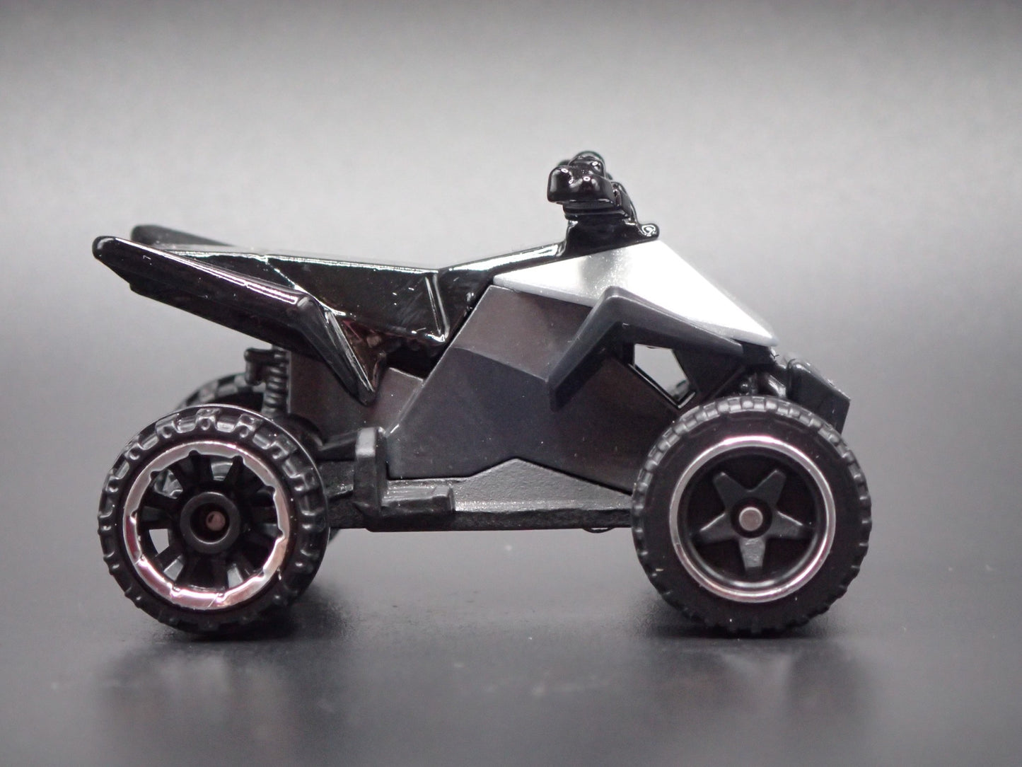 TESLA CYBERQUAD SILVER RARE 1:64 SCALE COLLECTIBLE DIORAMA DIECAST MODEL CAR