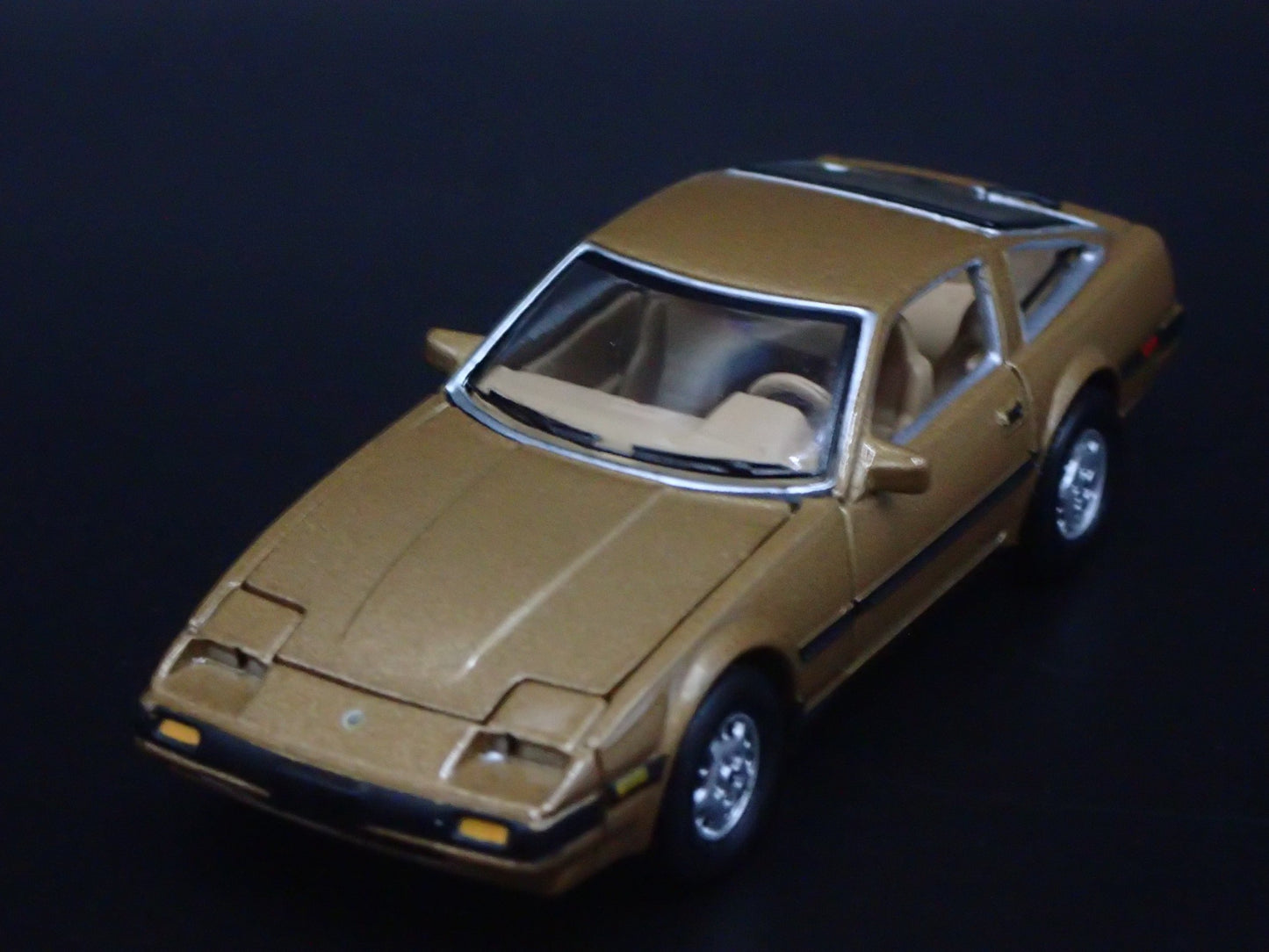 1983-1989 NISSAN 300ZX GOLD 1:64 SCALE COLLECTIBLE DIORAMA DIECAST MODEL CAR