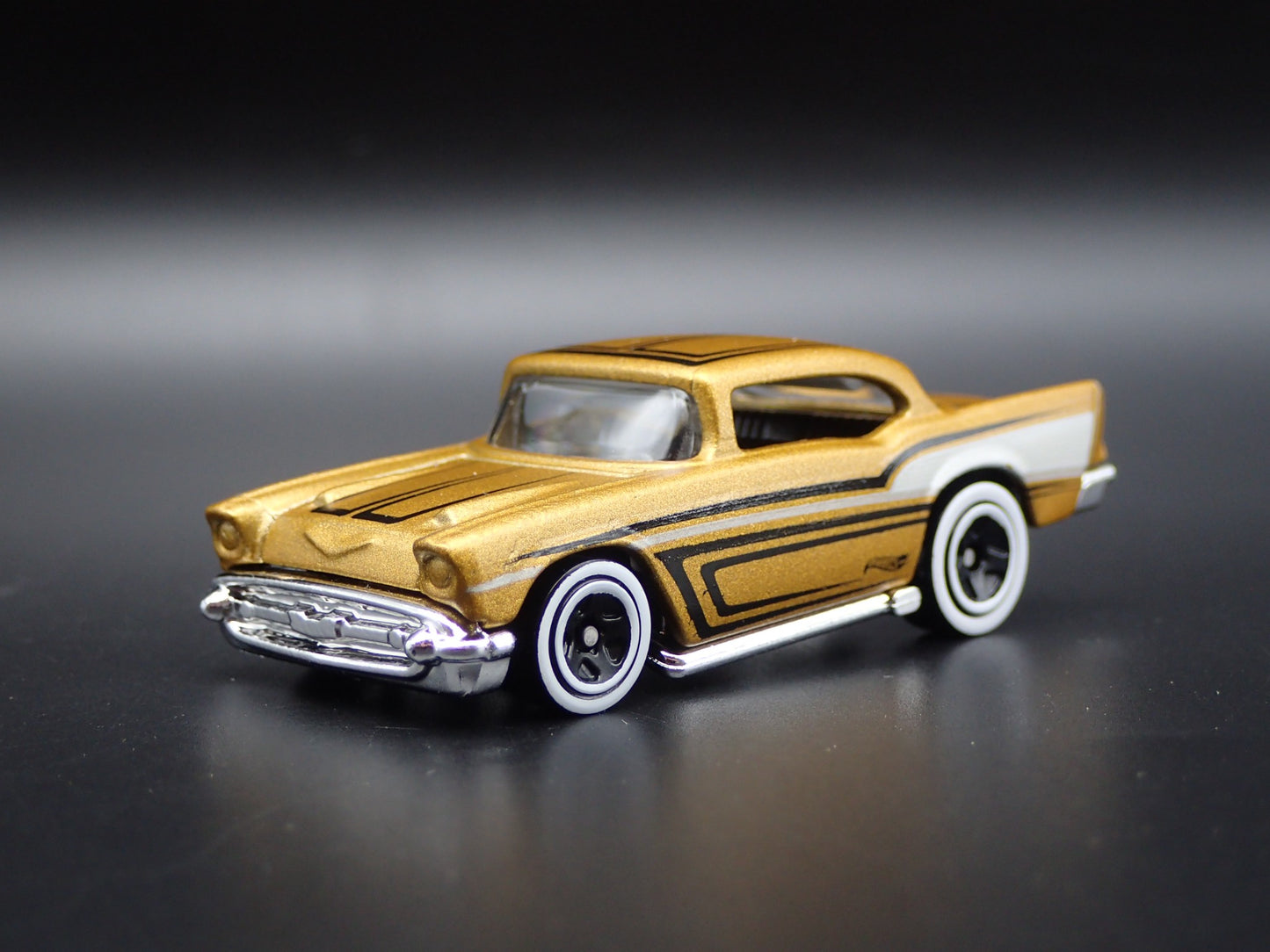 1957 57 CHEVY CHEVROLET BEL AIR 1:64 SCALE COLLECTIBLE DIORAMA DIECAST MODEL CAR