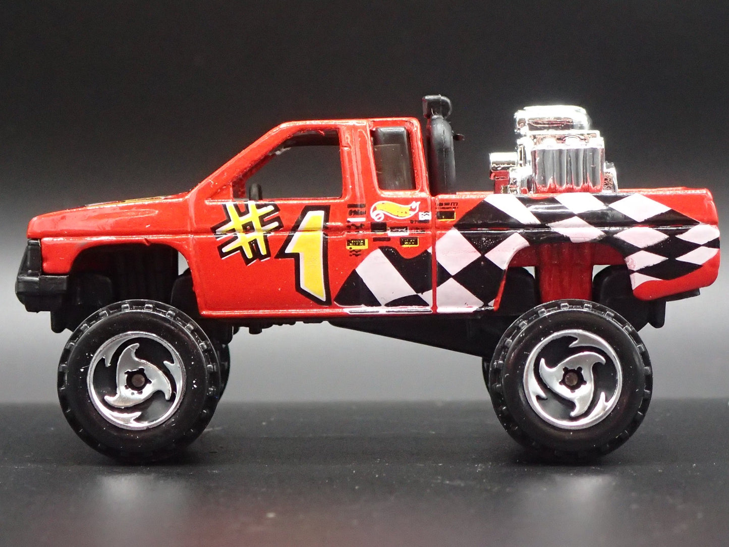 NISSAN HARDBODY 4X4 PICKUP TRUCK RED RARE 1:64 SCALE DIORAMA DIECAST MODEL CAR