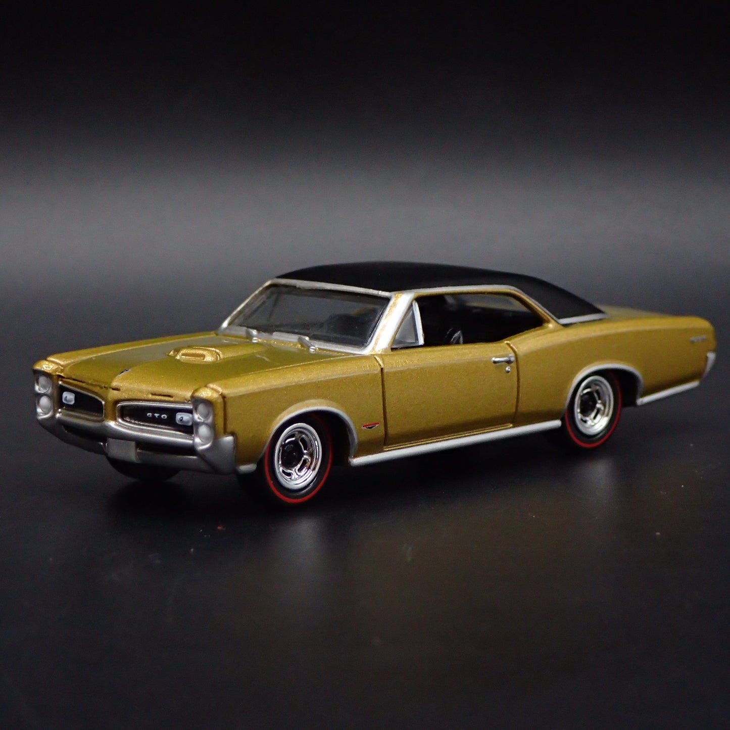 1966 66 PONTIAC GTO MUSCLE CAR 1/64 SCALE COLLECTIBLE DIORAMA DIECAST MODEL CAR