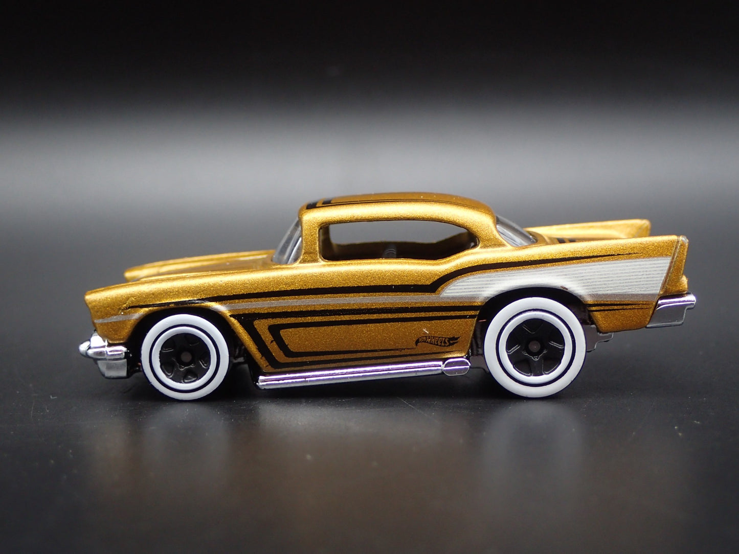 1957 57 CHEVY CHEVROLET BEL AIR 1:64 SCALE COLLECTIBLE DIORAMA DIECAST MODEL CAR