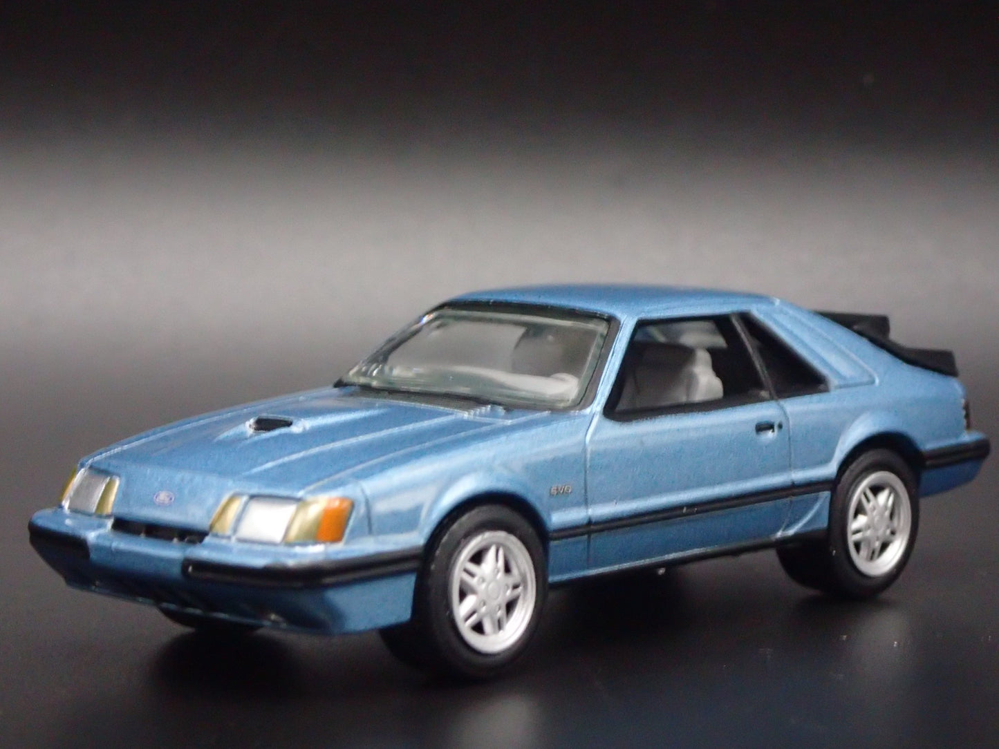 1986 86 FORD MUSTANG SVO FOX BODY BLUE 1:64 SCALE DIORAMA DIECAST MODEL CAR