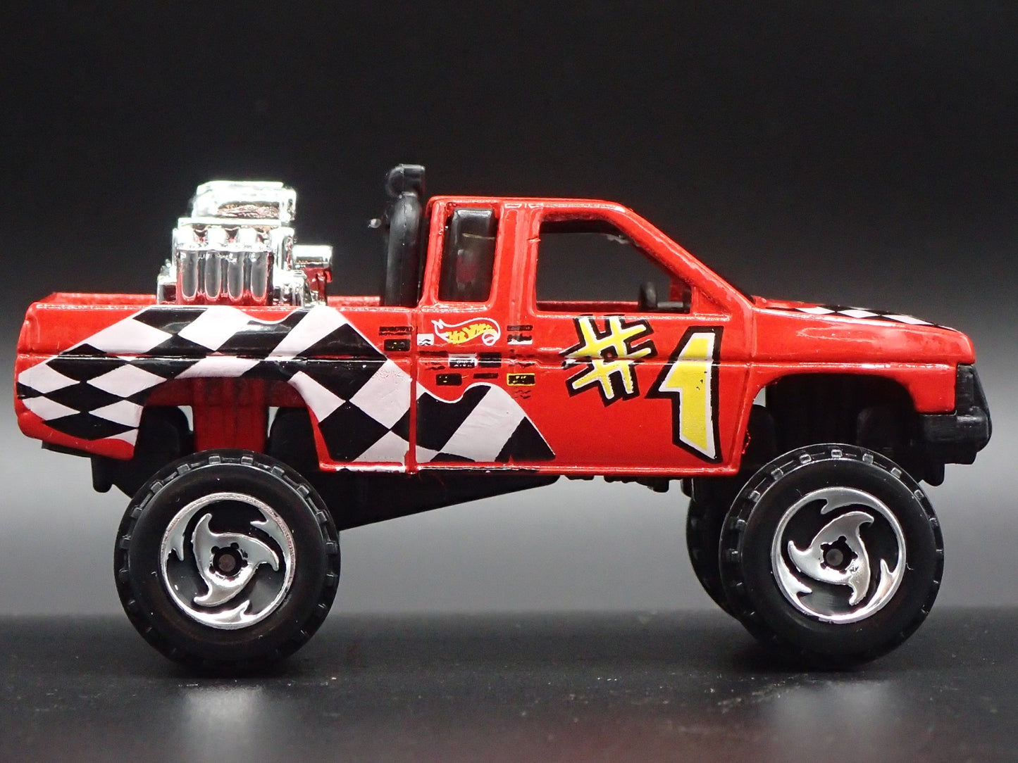 NISSAN HARDBODY 4X4 PICKUP TRUCK RED RARE 1:64 SCALE DIORAMA DIECAST MODEL CAR