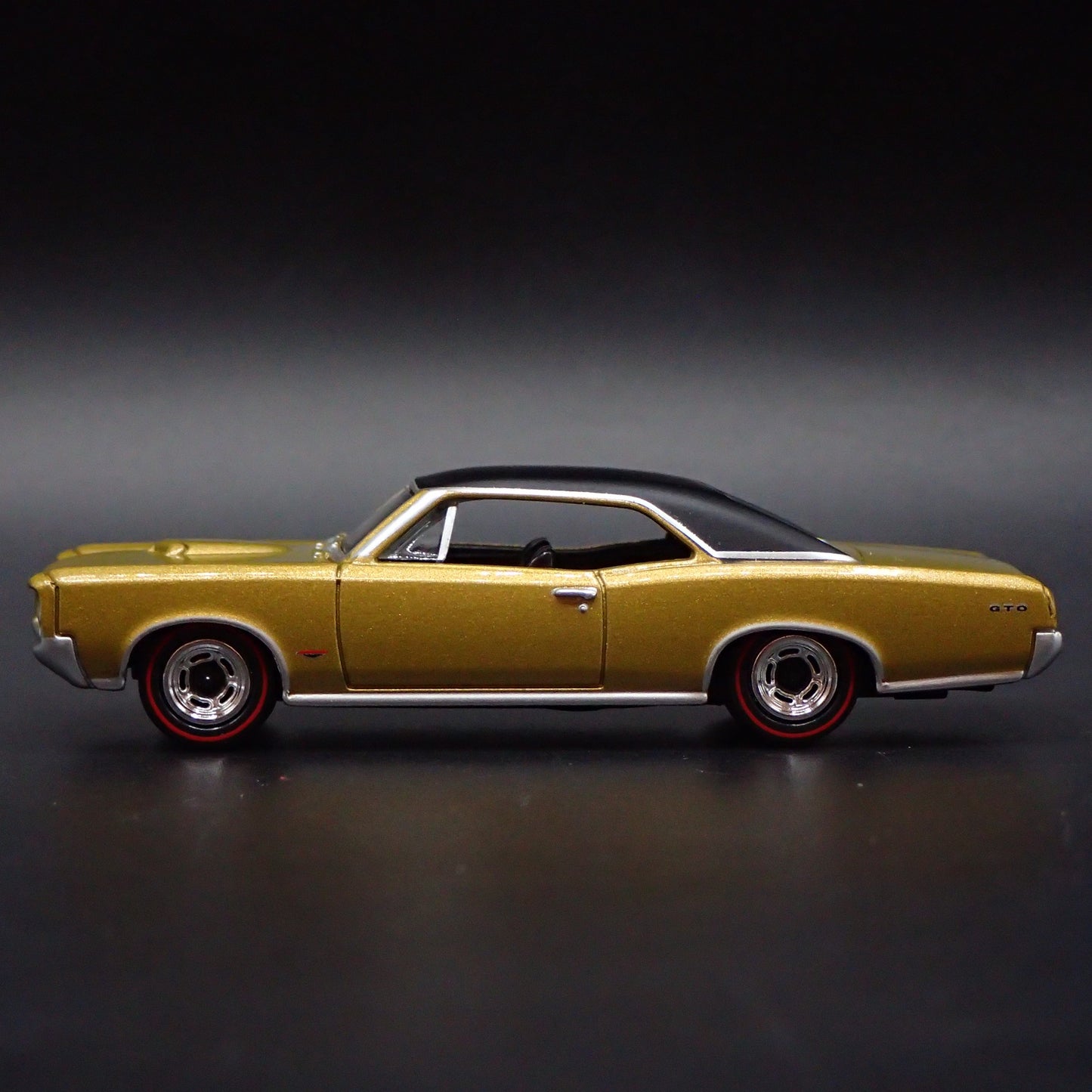 1966 66 PONTIAC GTO MUSCLE CAR 1/64 SCALE COLLECTIBLE DIORAMA DIECAST MODEL CAR