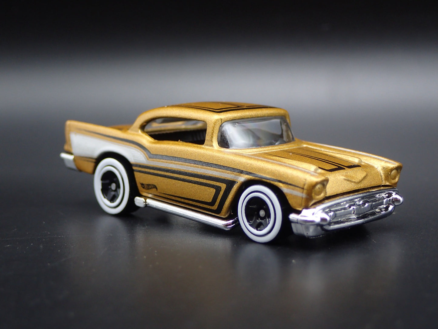 1957 57 CHEVY CHEVROLET BEL AIR 1:64 SCALE COLLECTIBLE DIORAMA DIECAST MODEL CAR