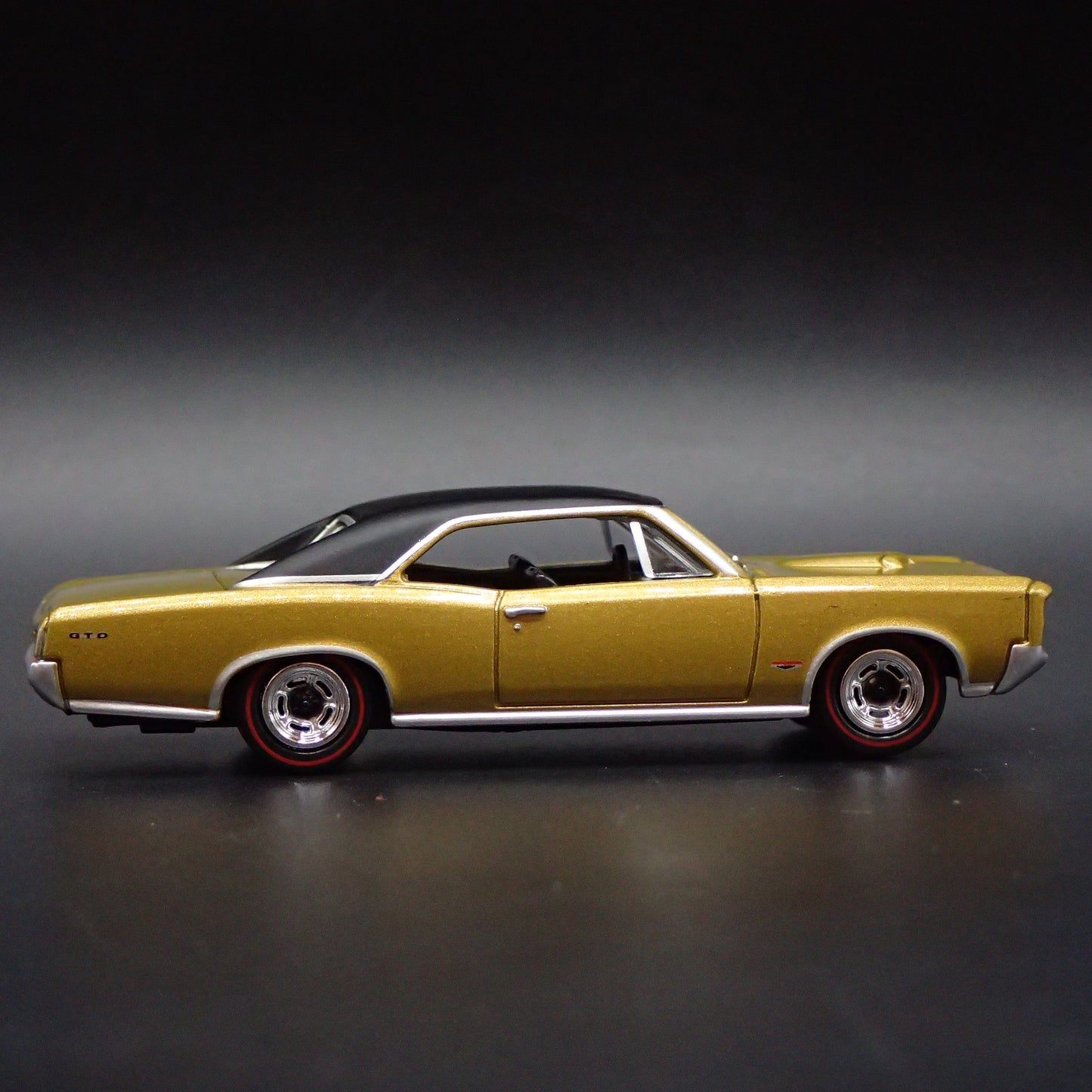 1966 66 PONTIAC GTO MUSCLE CAR 1/64 SCALE COLLECTIBLE DIORAMA DIECAST MODEL CAR