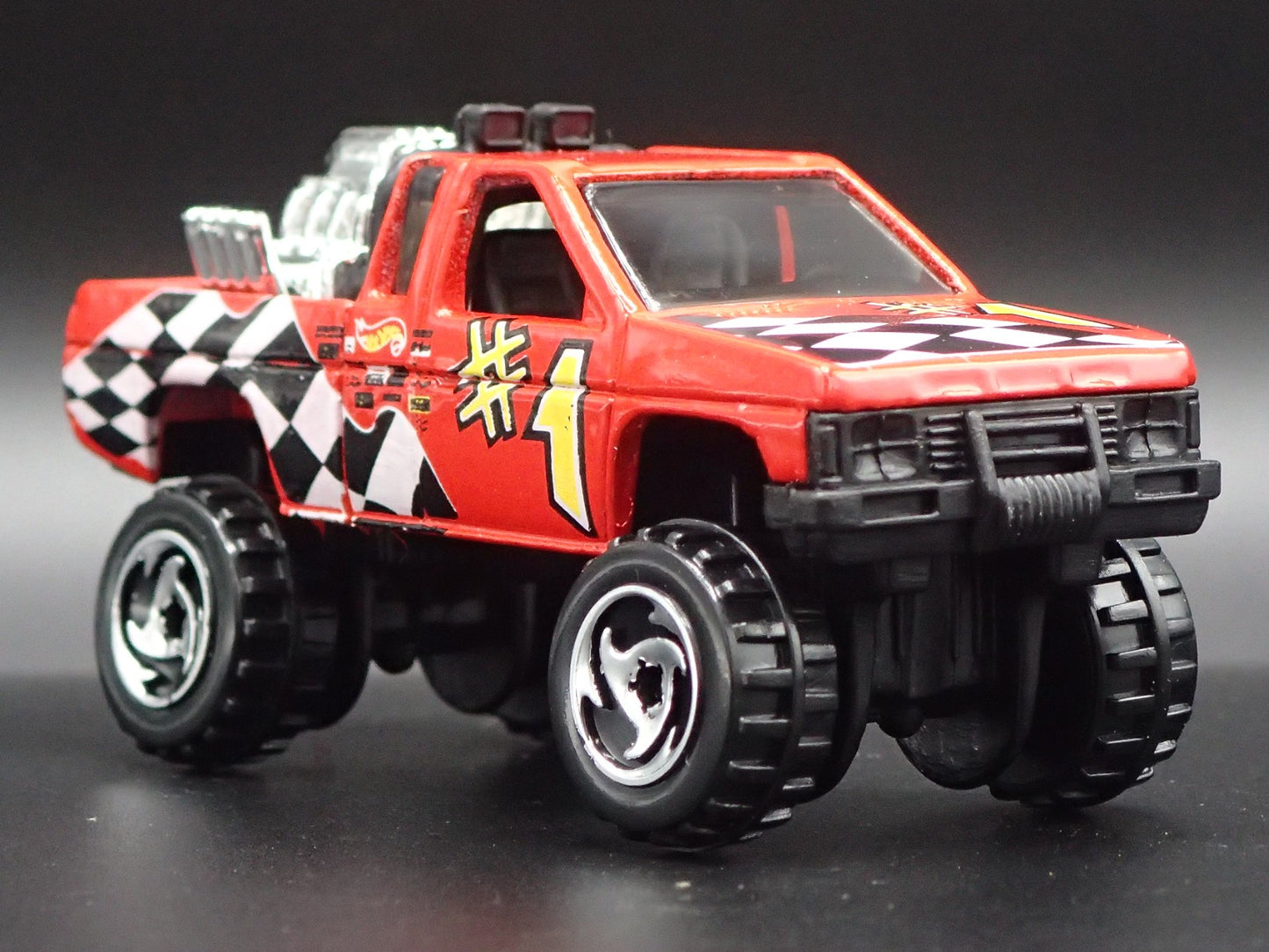 NISSAN HARDBODY 4X4 PICKUP TRUCK RED RARE 1:64 SCALE DIORAMA DIECAST MODEL CAR