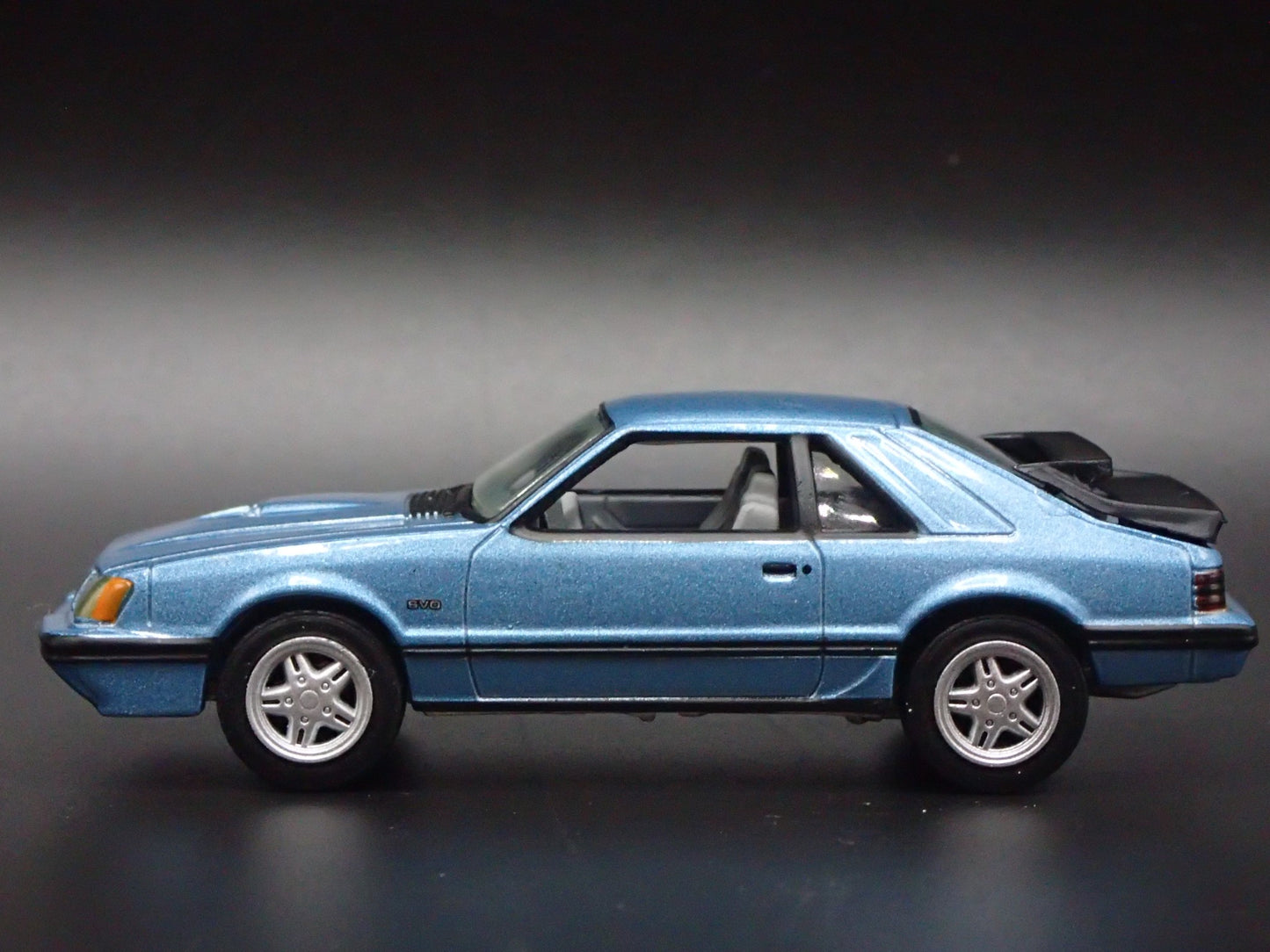 1986 86 FORD MUSTANG SVO FOX BODY BLUE 1:64 SCALE DIORAMA DIECAST MODEL CAR