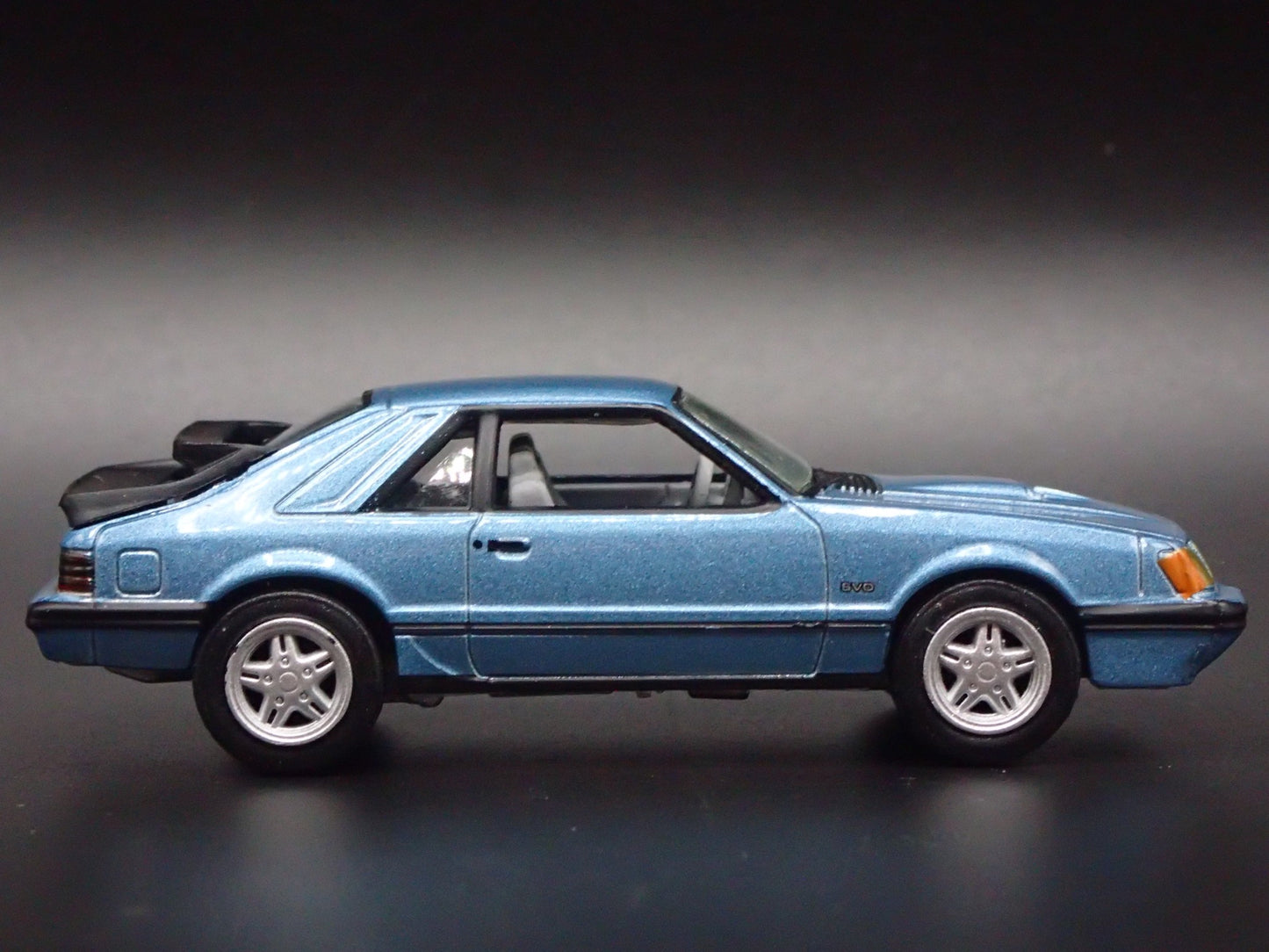 1986 86 FORD MUSTANG SVO FOX BODY BLUE 1:64 SCALE DIORAMA DIECAST MODEL CAR