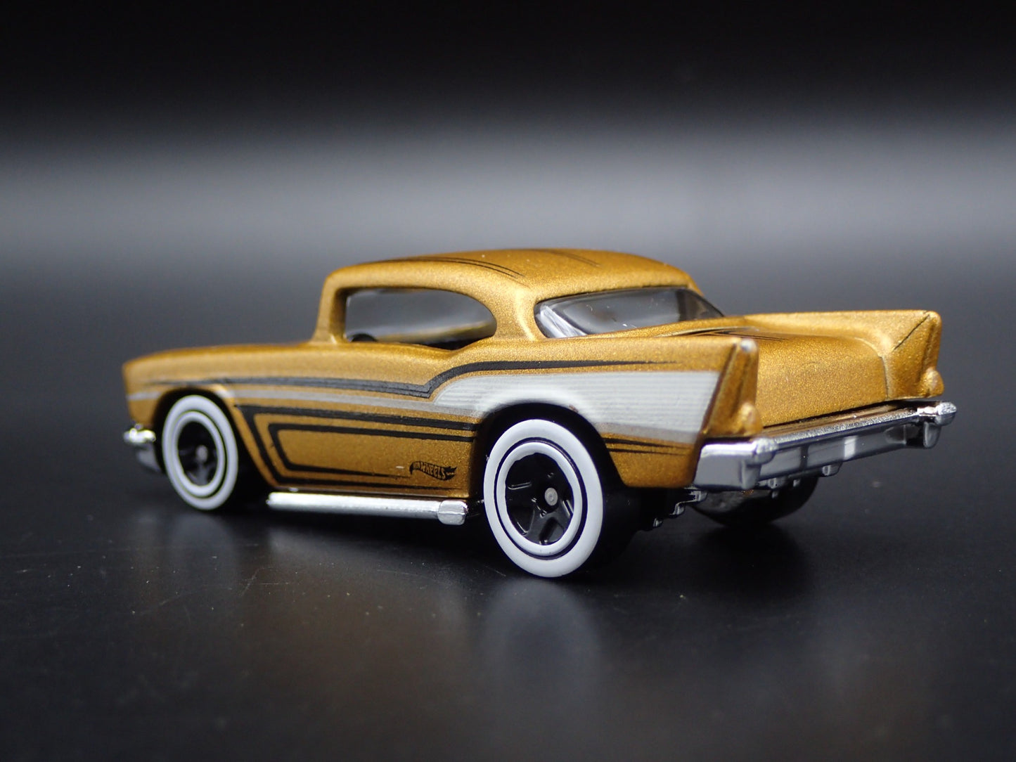 1957 57 CHEVY CHEVROLET BEL AIR 1:64 SCALE COLLECTIBLE DIORAMA DIECAST MODEL CAR