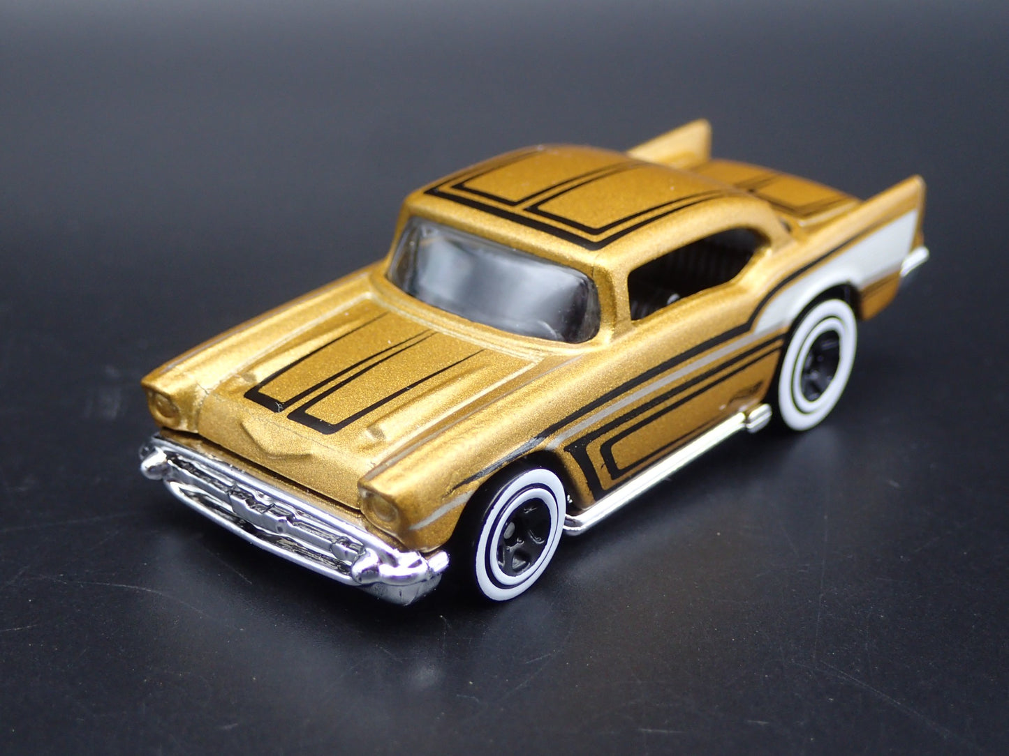 1957 57 CHEVY CHEVROLET BEL AIR 1:64 SCALE COLLECTIBLE DIORAMA DIECAST MODEL CAR