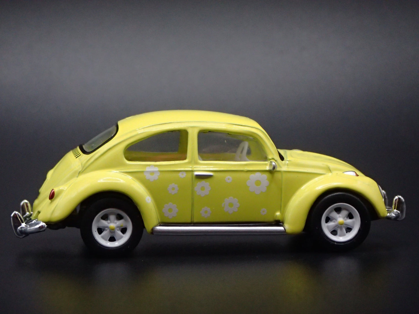 1960-1967 VW VOLKSWAGEN BEETLE BUG YELLOW 1:64 SCALE DIORAMA DIECAST MODEL CAR