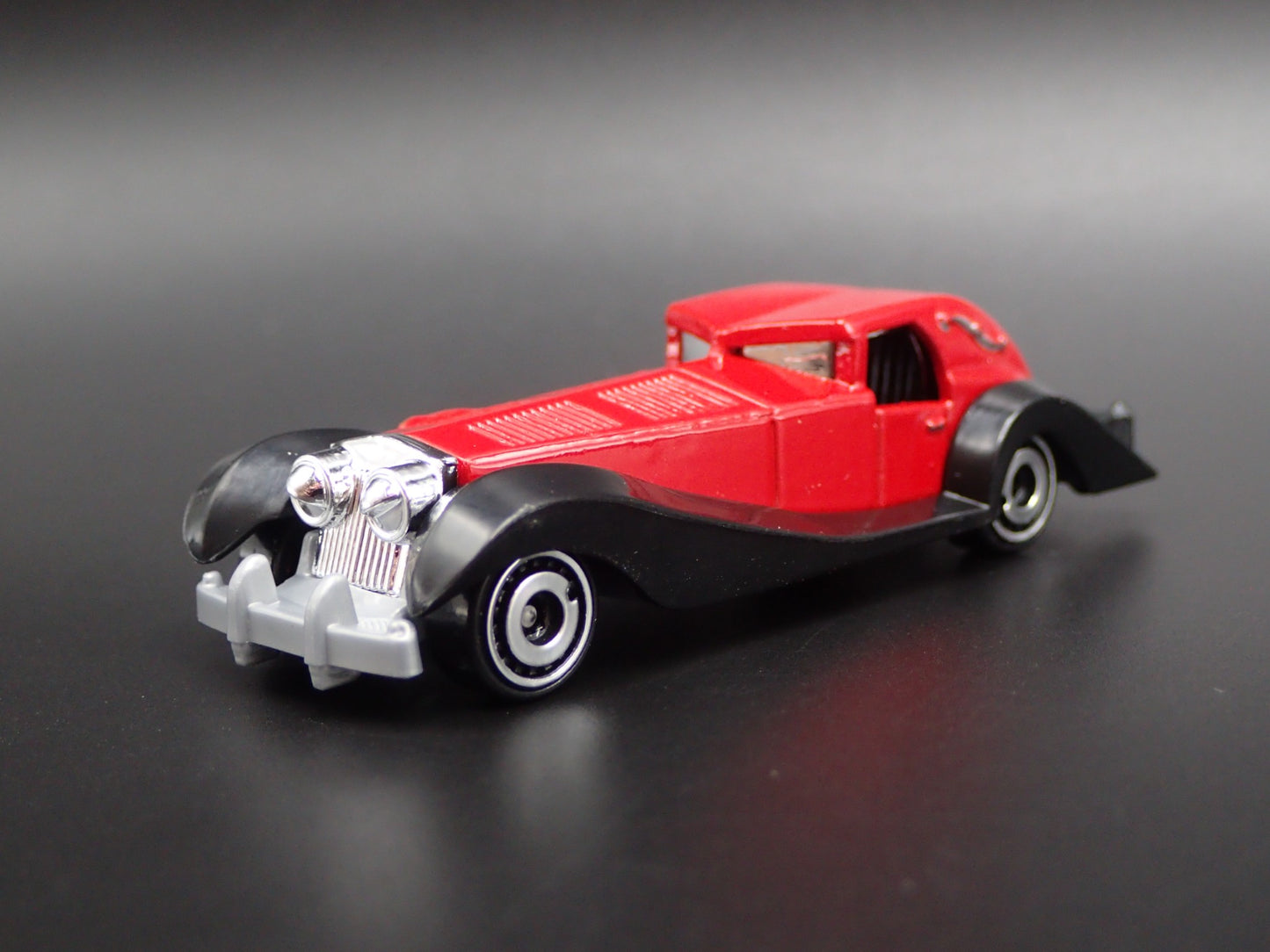 101 DALMATIANS CRUELLA DE VIL CAR RARE 1/64 SCALE DIORAMA DIECAST MODEL CAR