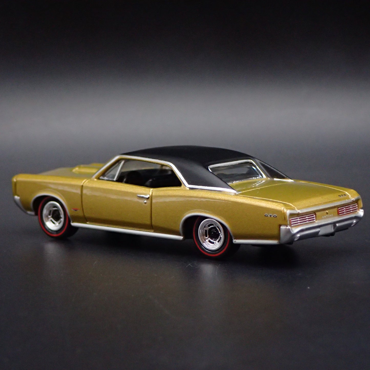 1966 66 PONTIAC GTO MUSCLE CAR 1/64 SCALE COLLECTIBLE DIORAMA DIECAST MODEL CAR