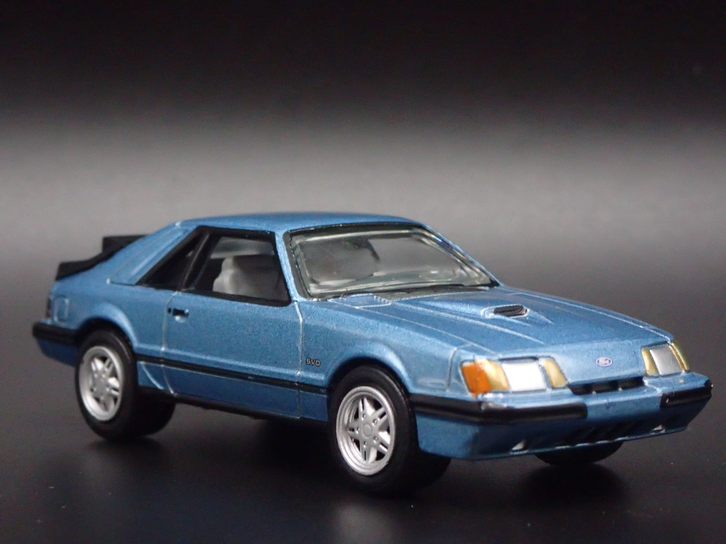 1986 86 FORD MUSTANG SVO FOX BODY BLUE 1:64 SCALE DIORAMA DIECAST MODEL CAR