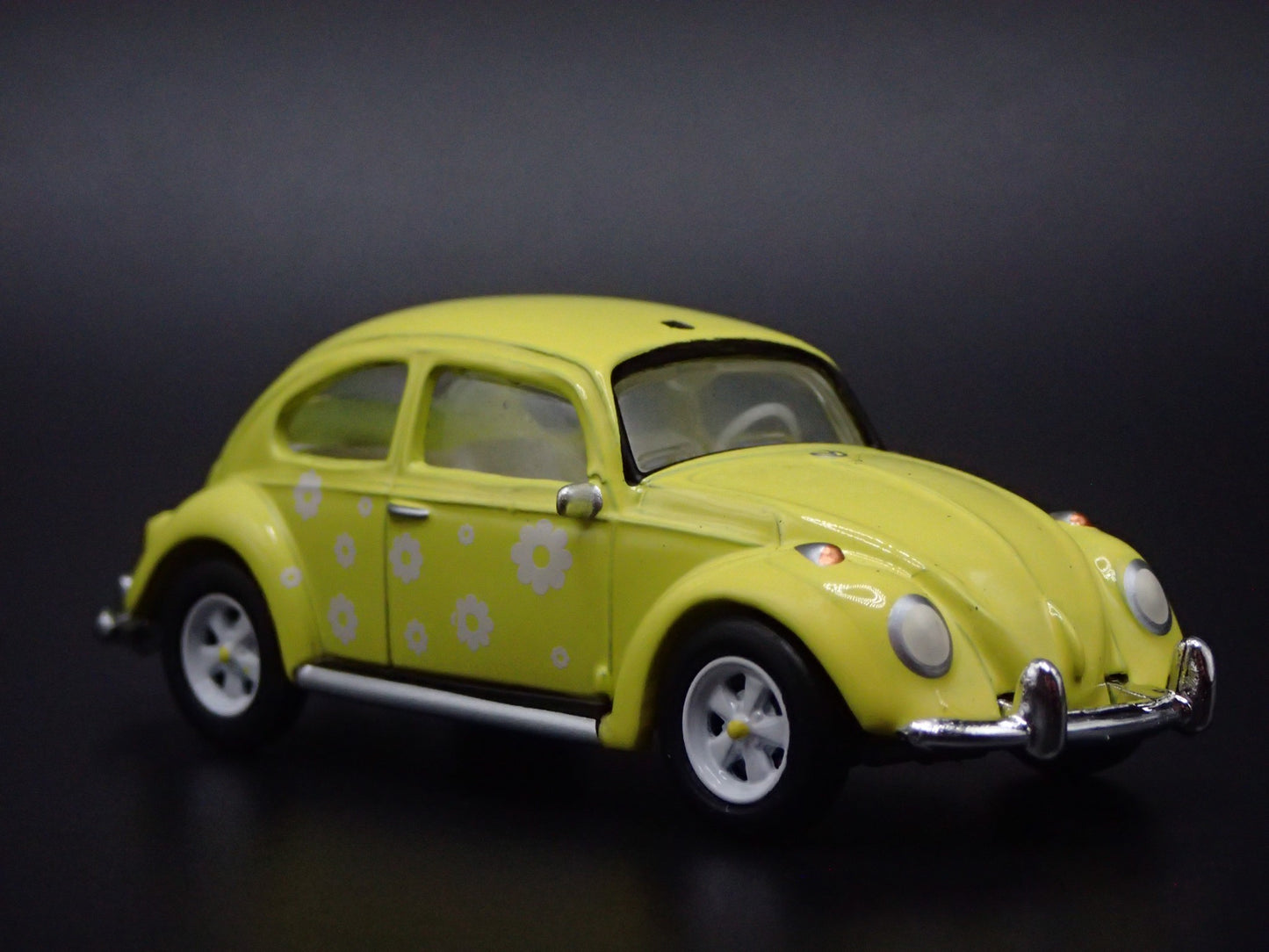 1960-1967 VW VOLKSWAGEN BEETLE BUG YELLOW 1:64 SCALE DIORAMA DIECAST MODEL CAR