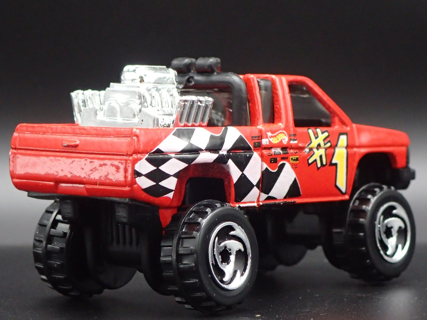 NISSAN HARDBODY 4X4 PICKUP TRUCK RED RARE 1:64 SCALE DIORAMA DIECAST MODEL CAR